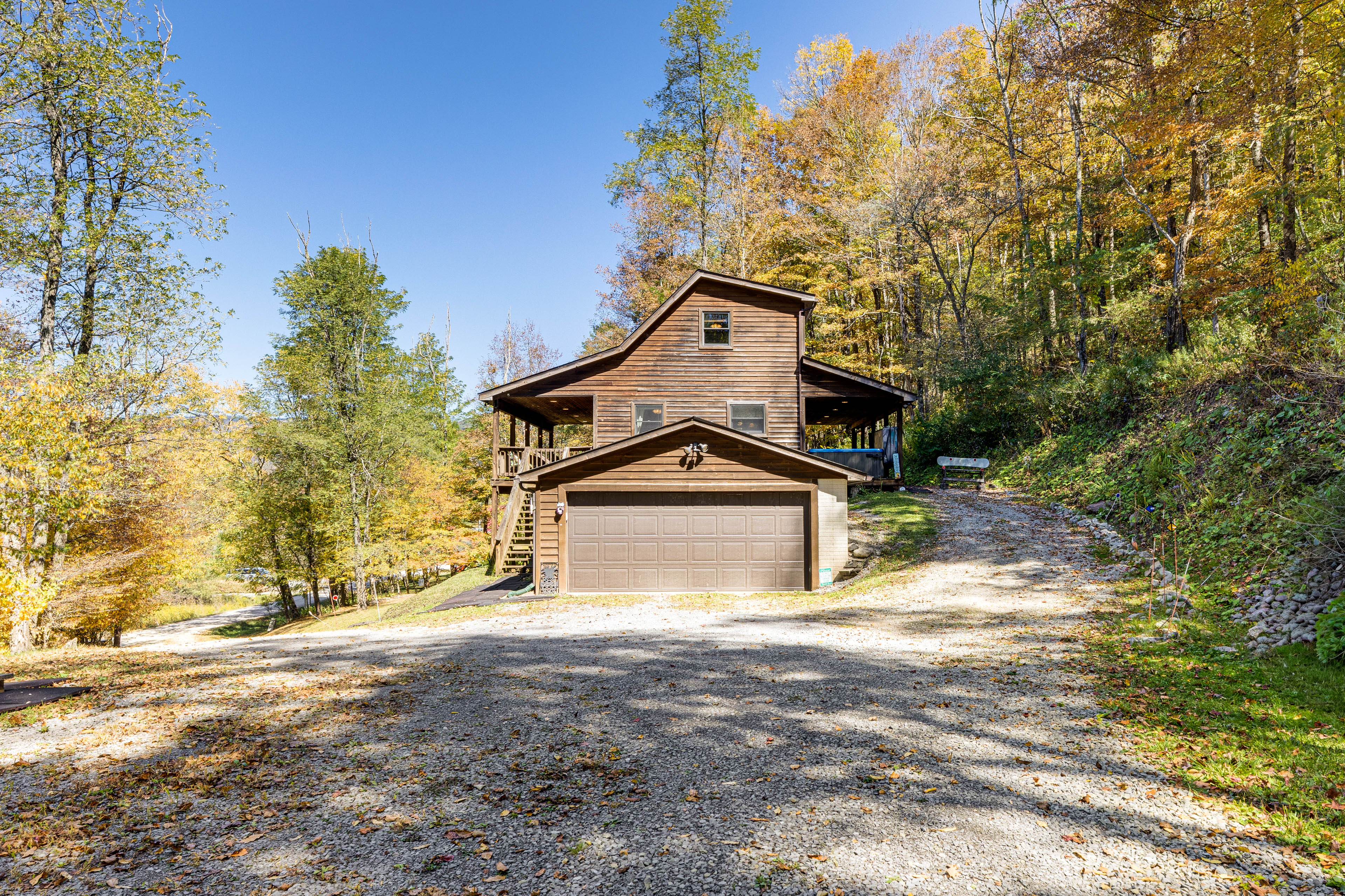 3 Mi to Snowshoe Resort: Cabin w/ Hot Tub