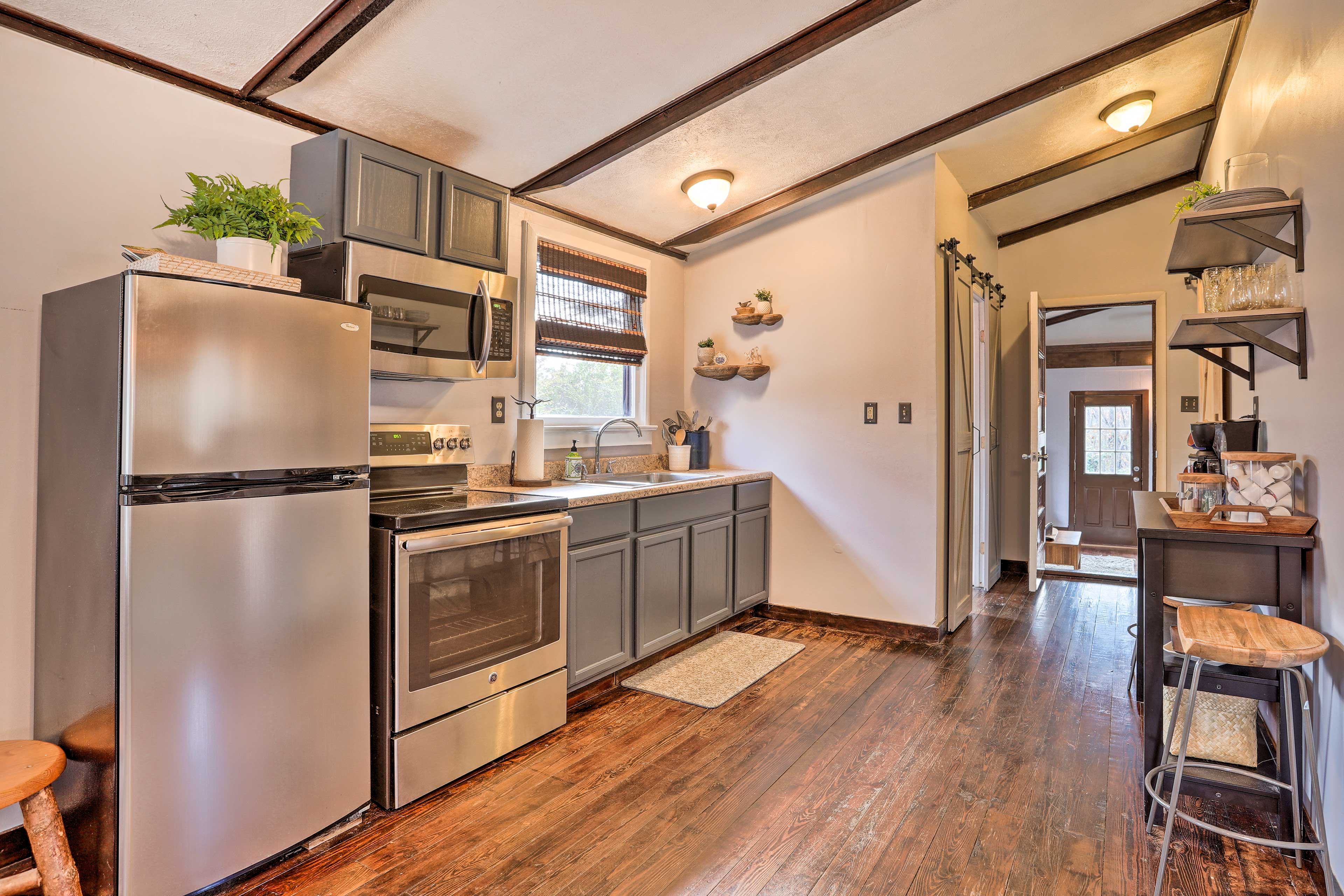 Calming Shenandoah Valley Cabin w/ Hot Tub!