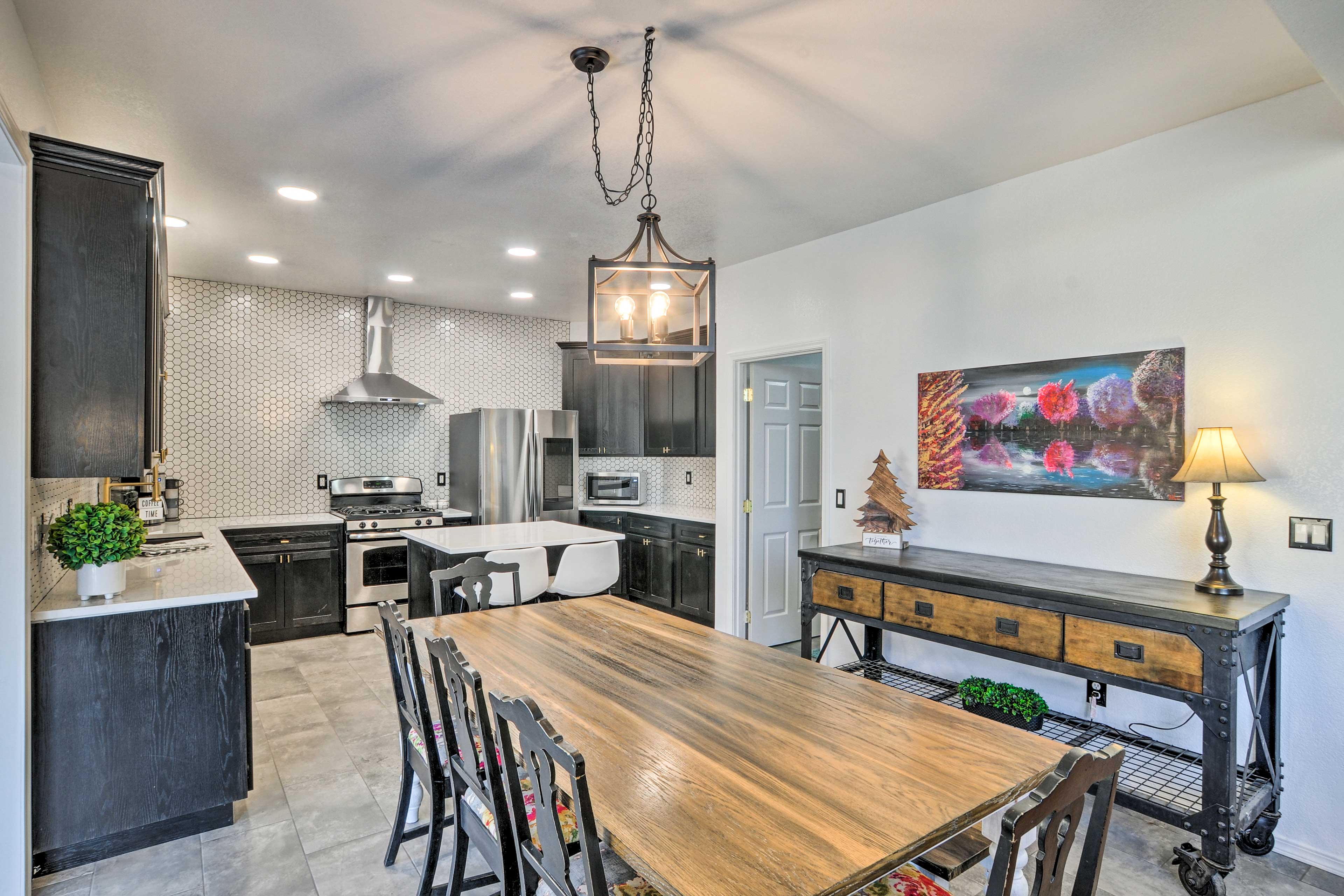 Alluring Home w/ Fire Pit < 1/2 Mi to OIT!