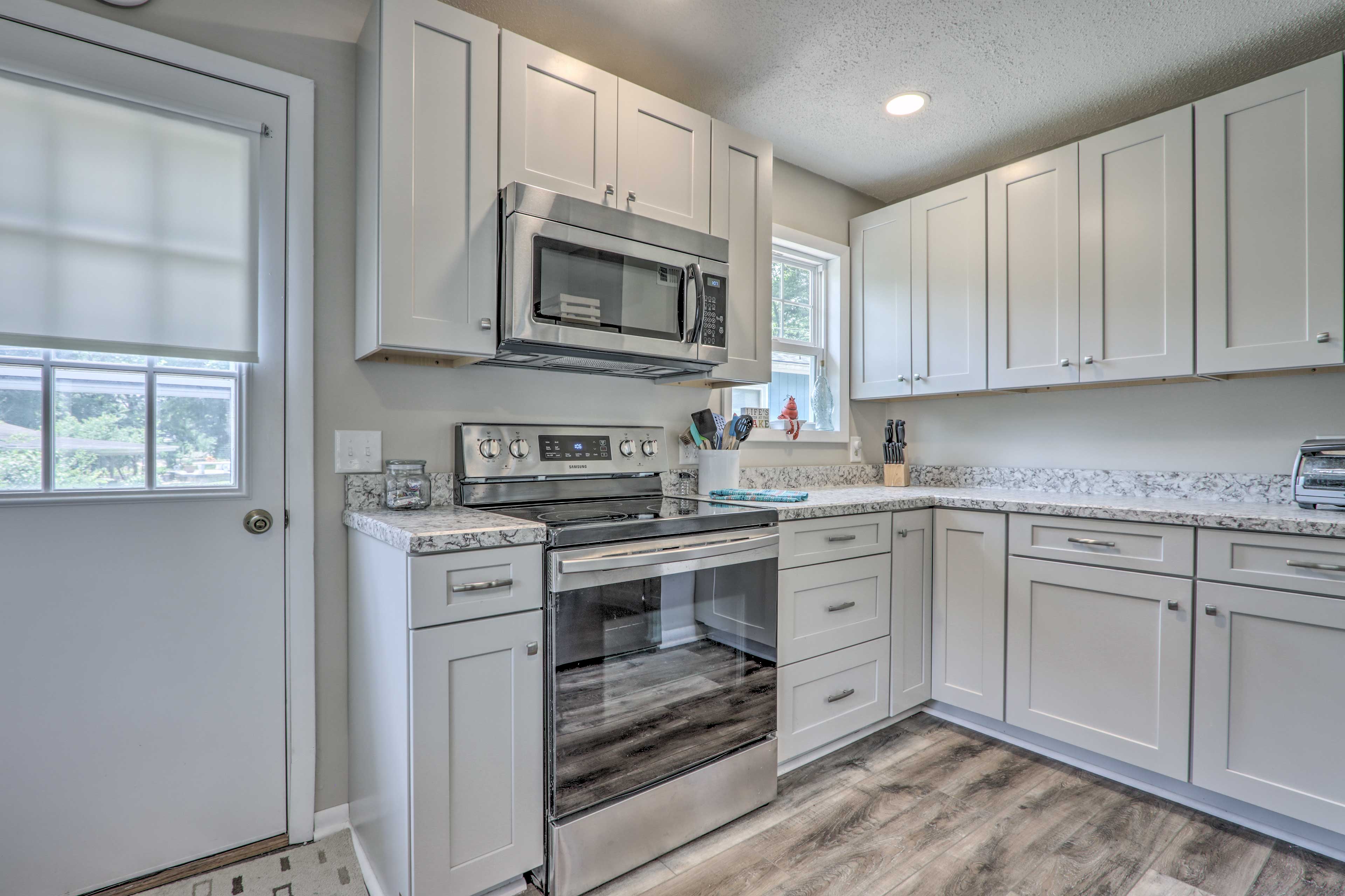 Steps to Lake: Cheerful Camdenton Cottage!