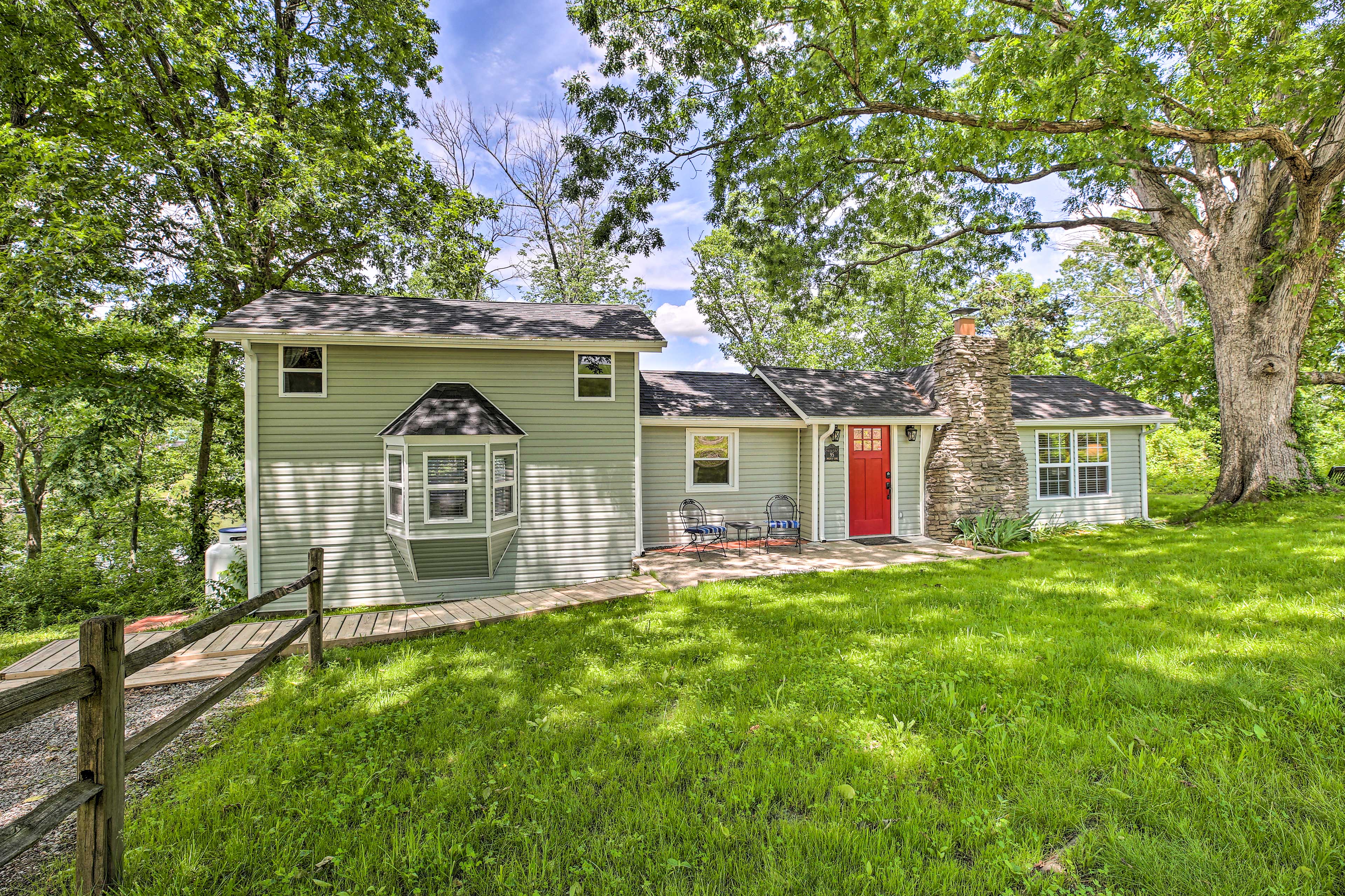 Property Image 1 - ‘Our Lakeside Retreat’ w/ Deck on Lake Herrington!