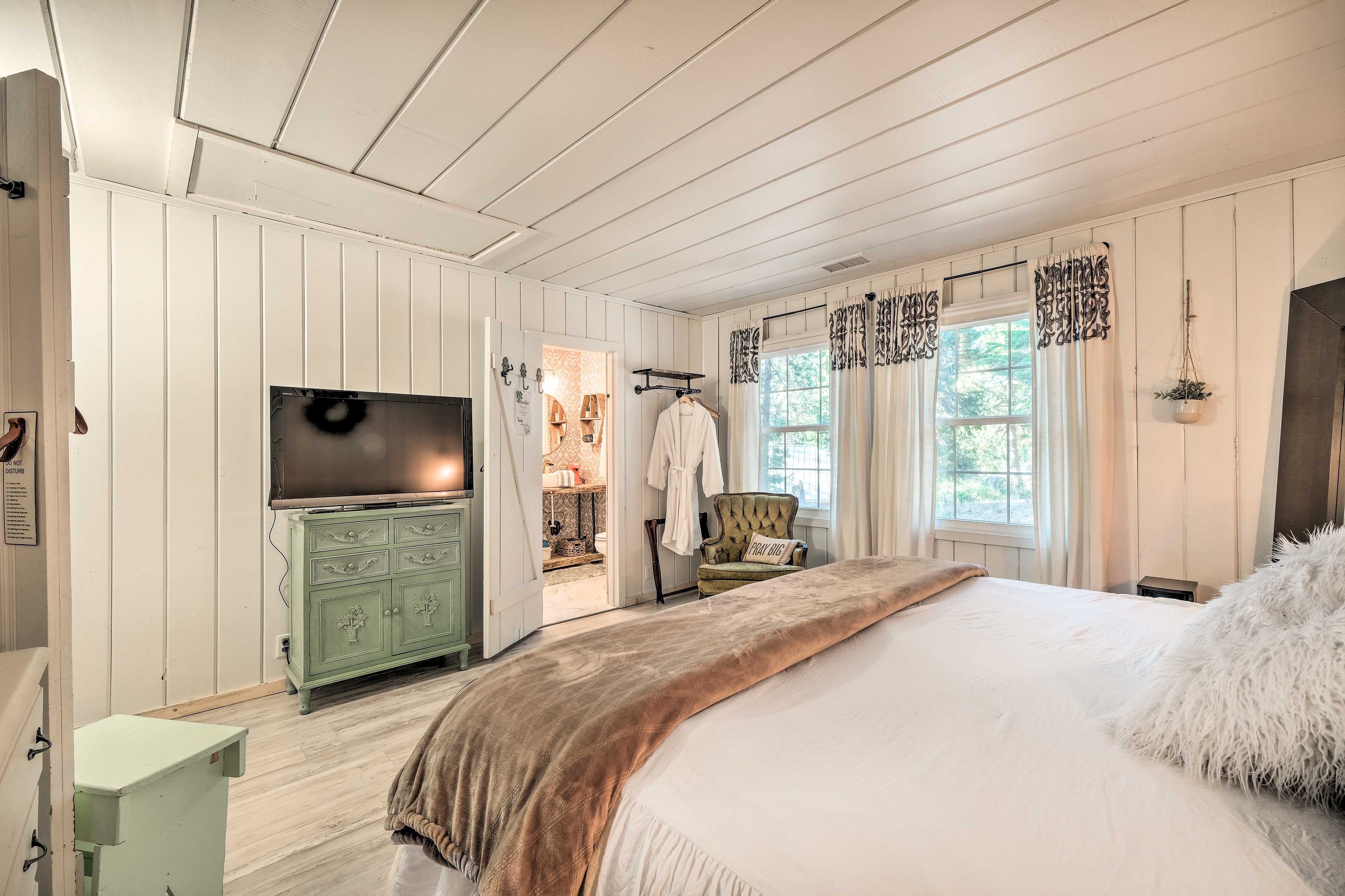 ‘Strawberry Hill Cabin' 5 Mi to Skiing and Lake