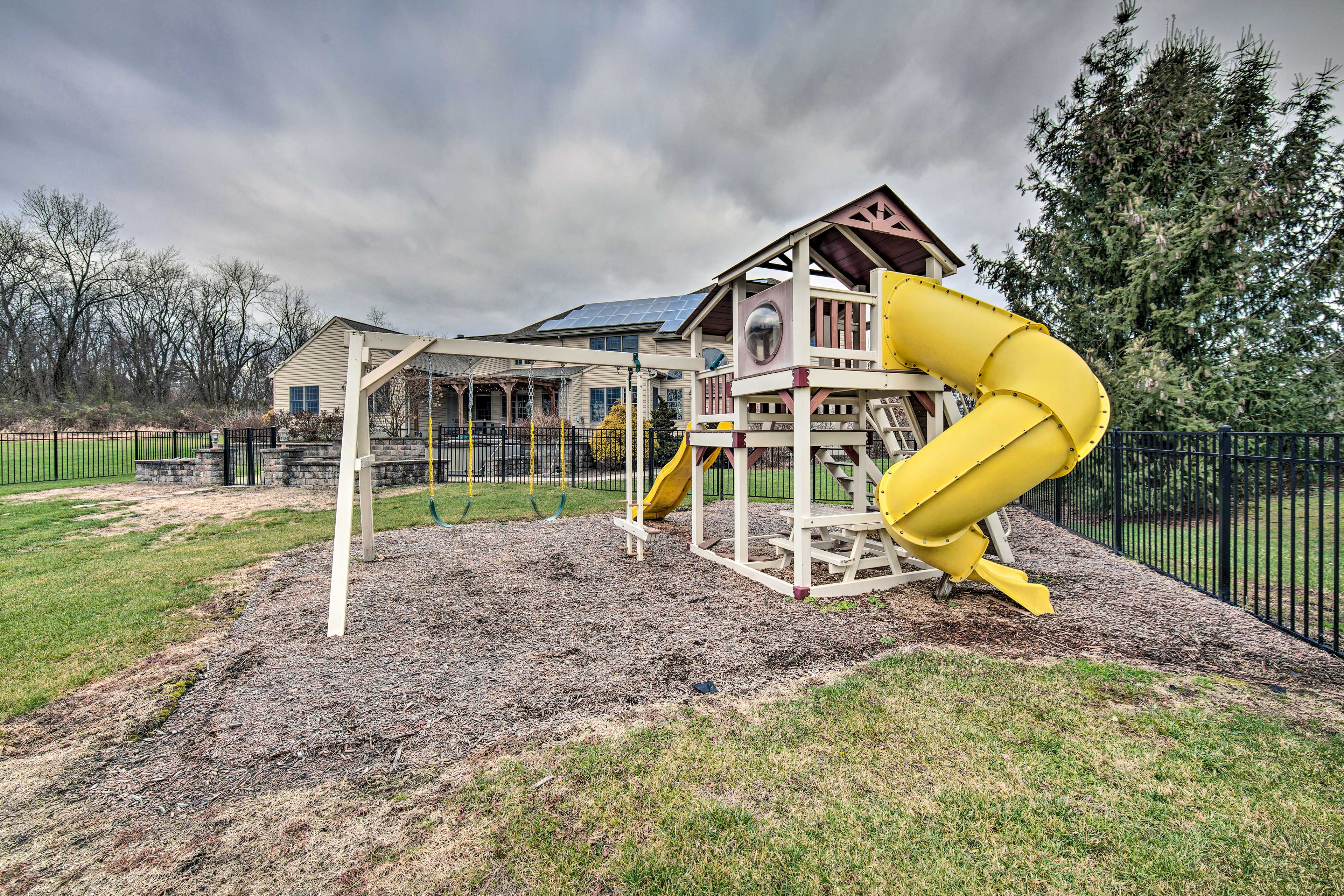 Pool & Furnished Patio: Group Getaway in Hershey