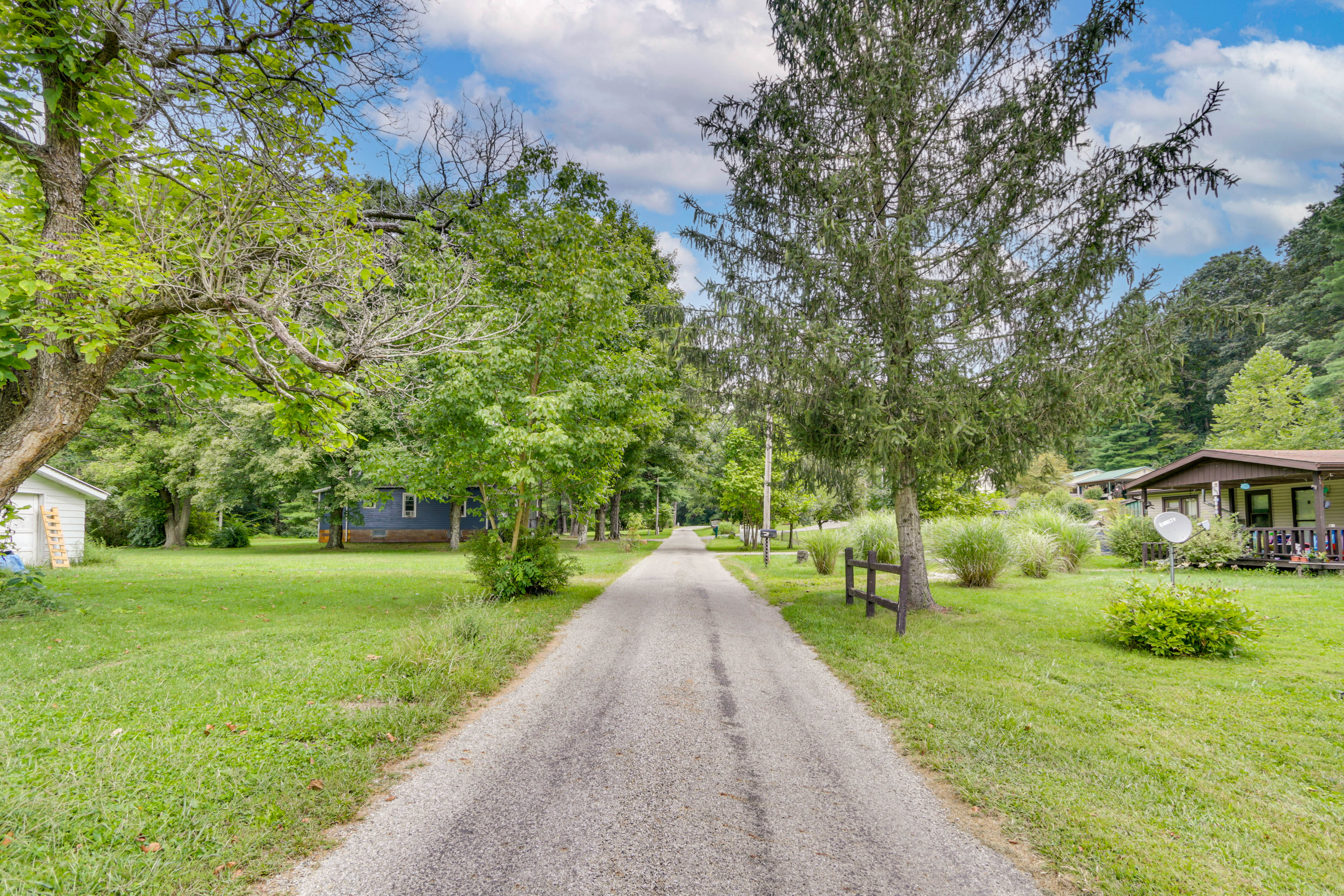 Cottage w/ Yard + Grill ~ 21 Mi to Hocking Hills!