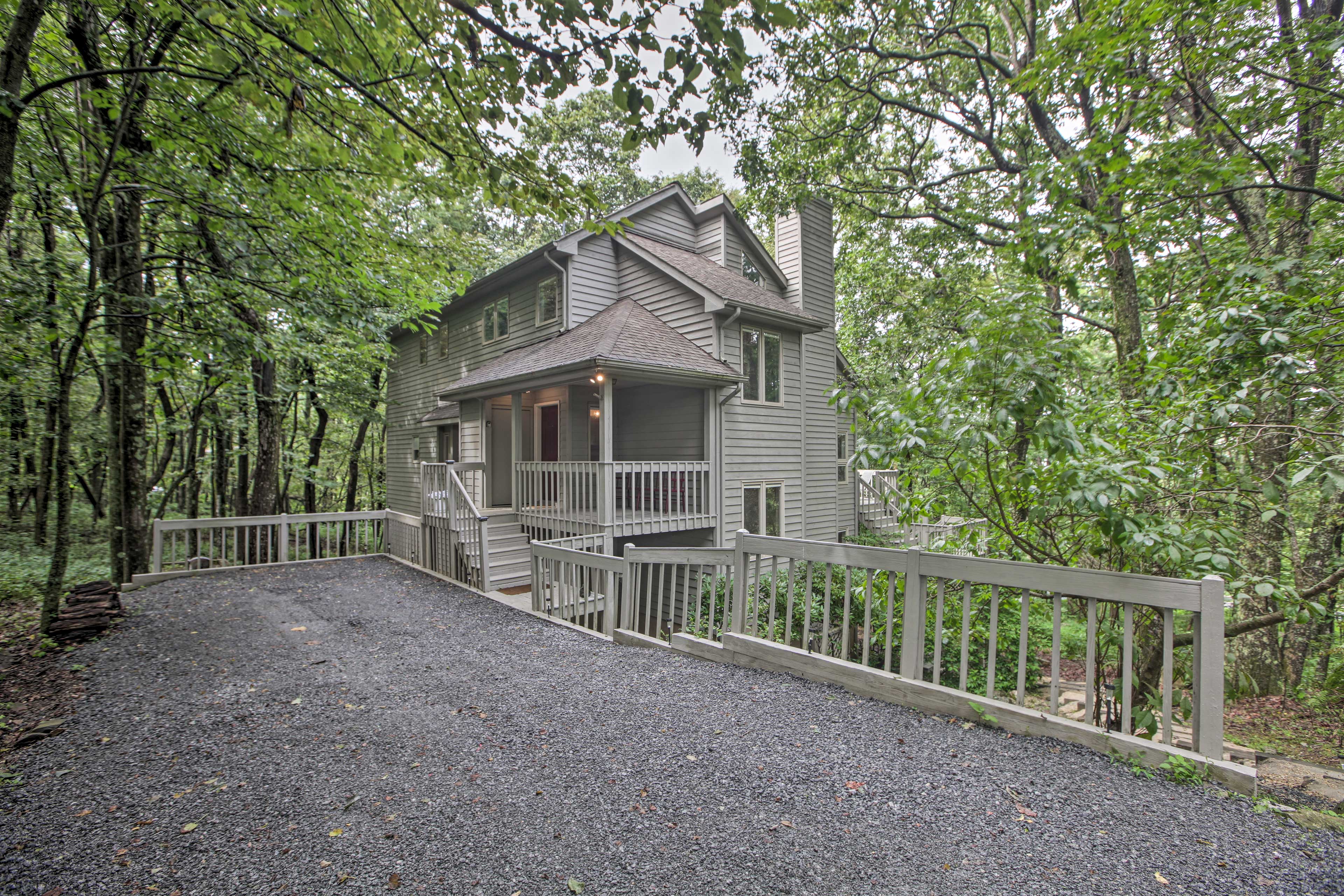 Cozy Getaway in Wintergreen Resort: Deck & Hot Tub