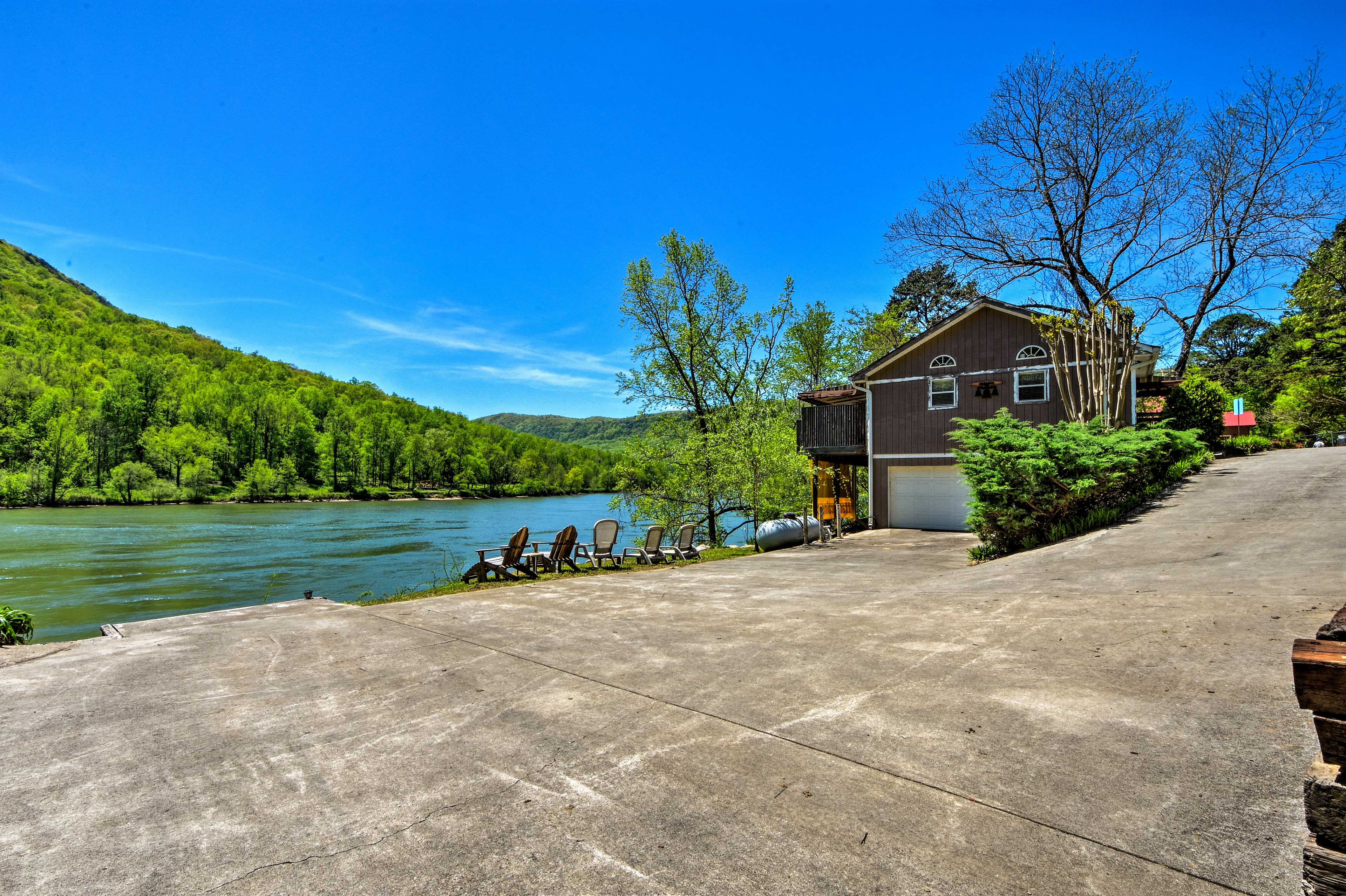 Cozy Cabin on Tenn River - 10 Mi to Chattanooga!