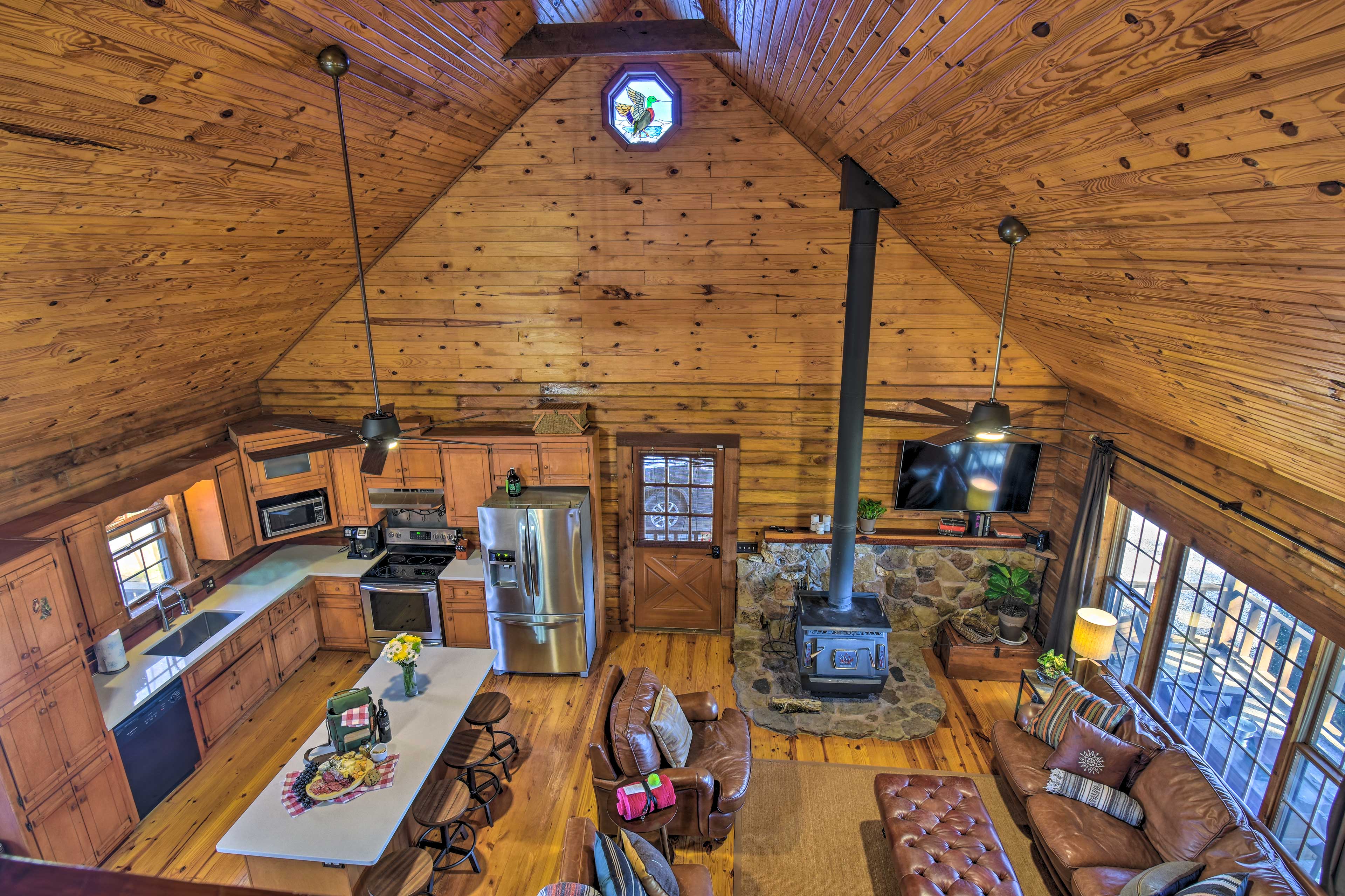 Luxe Cabin w/ Hot Tub on 5 Acres in Pearcy!