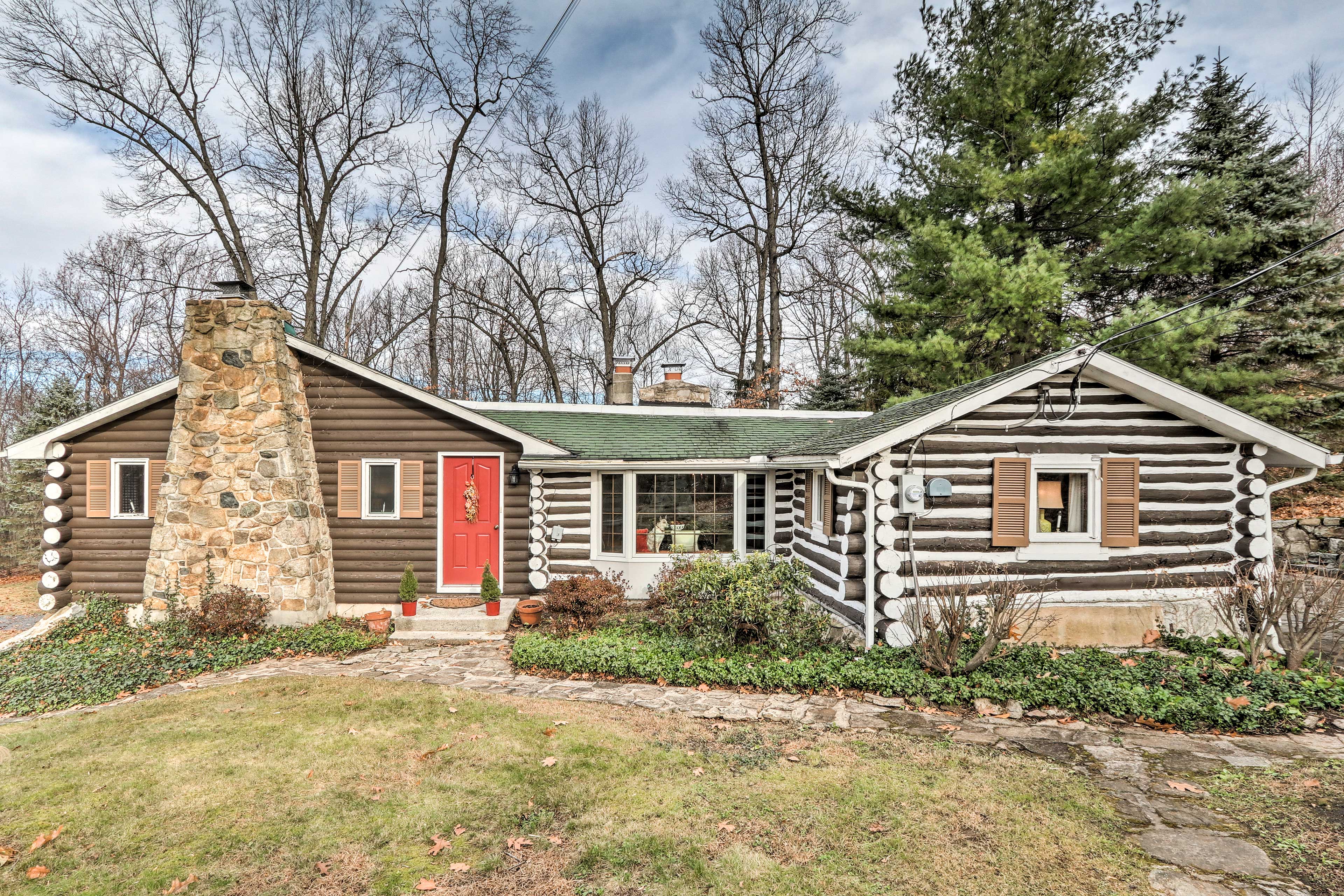 Macungie Cabin w/ Fireplace Near Bear Creek Skiing