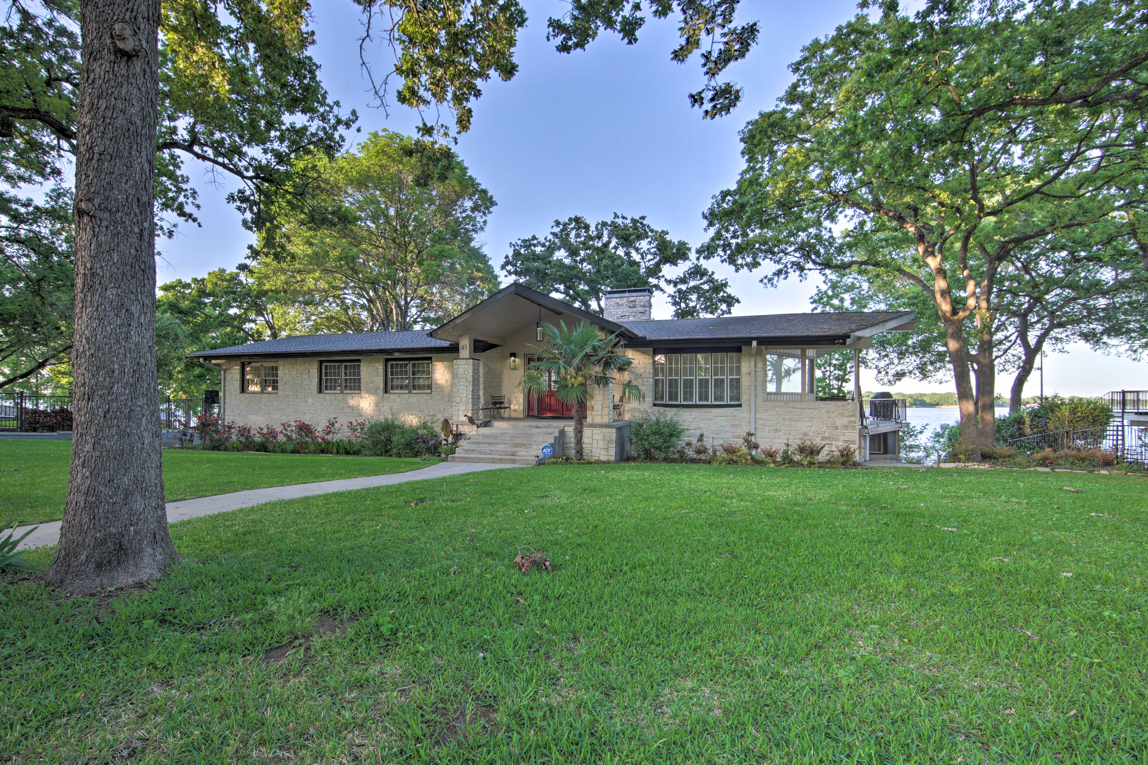 Property Image 1 - Malakoff Lakefront Home: Golf Course On-Site!