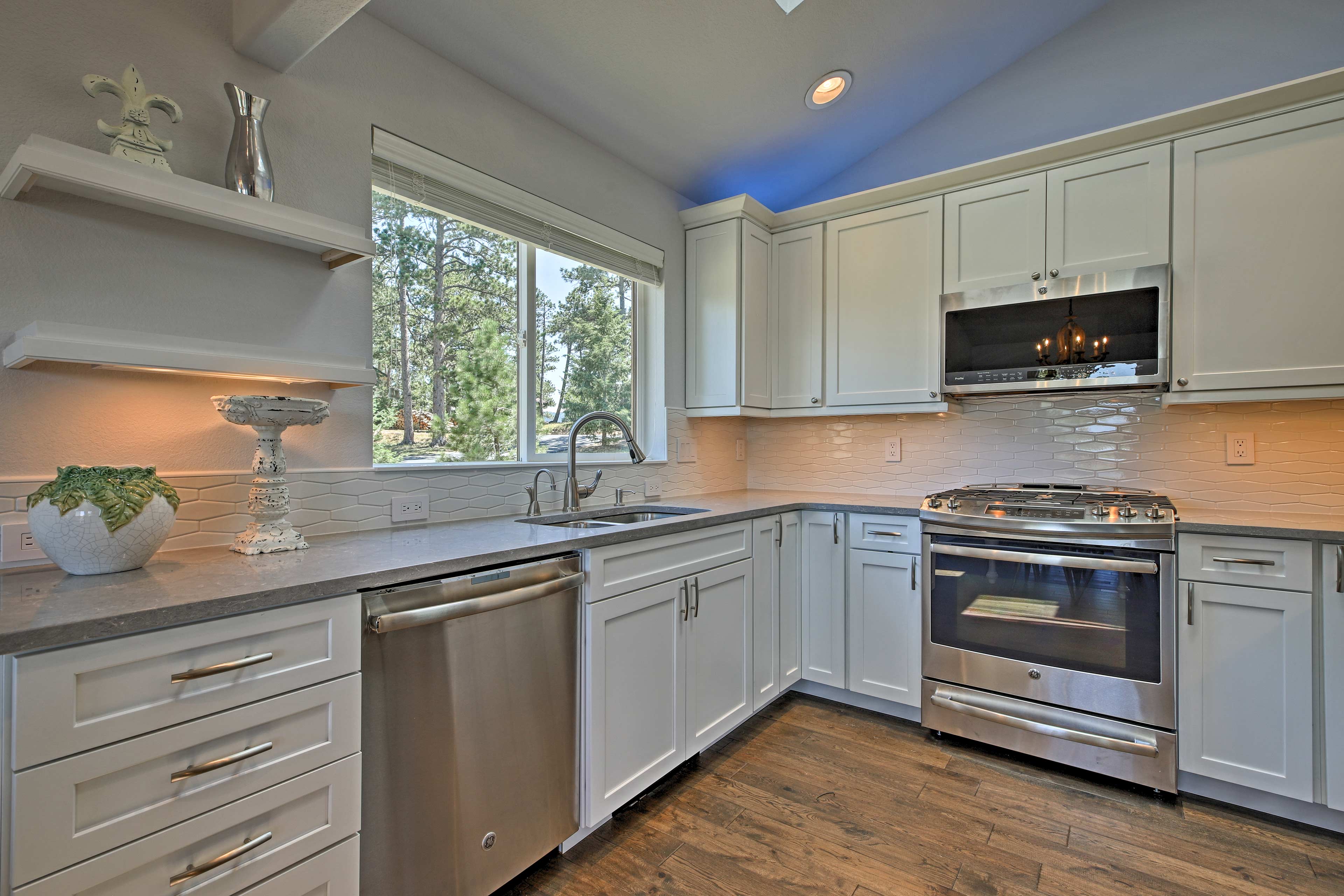 12 Mi to Red Rocks: Morrison Home w/ Deck