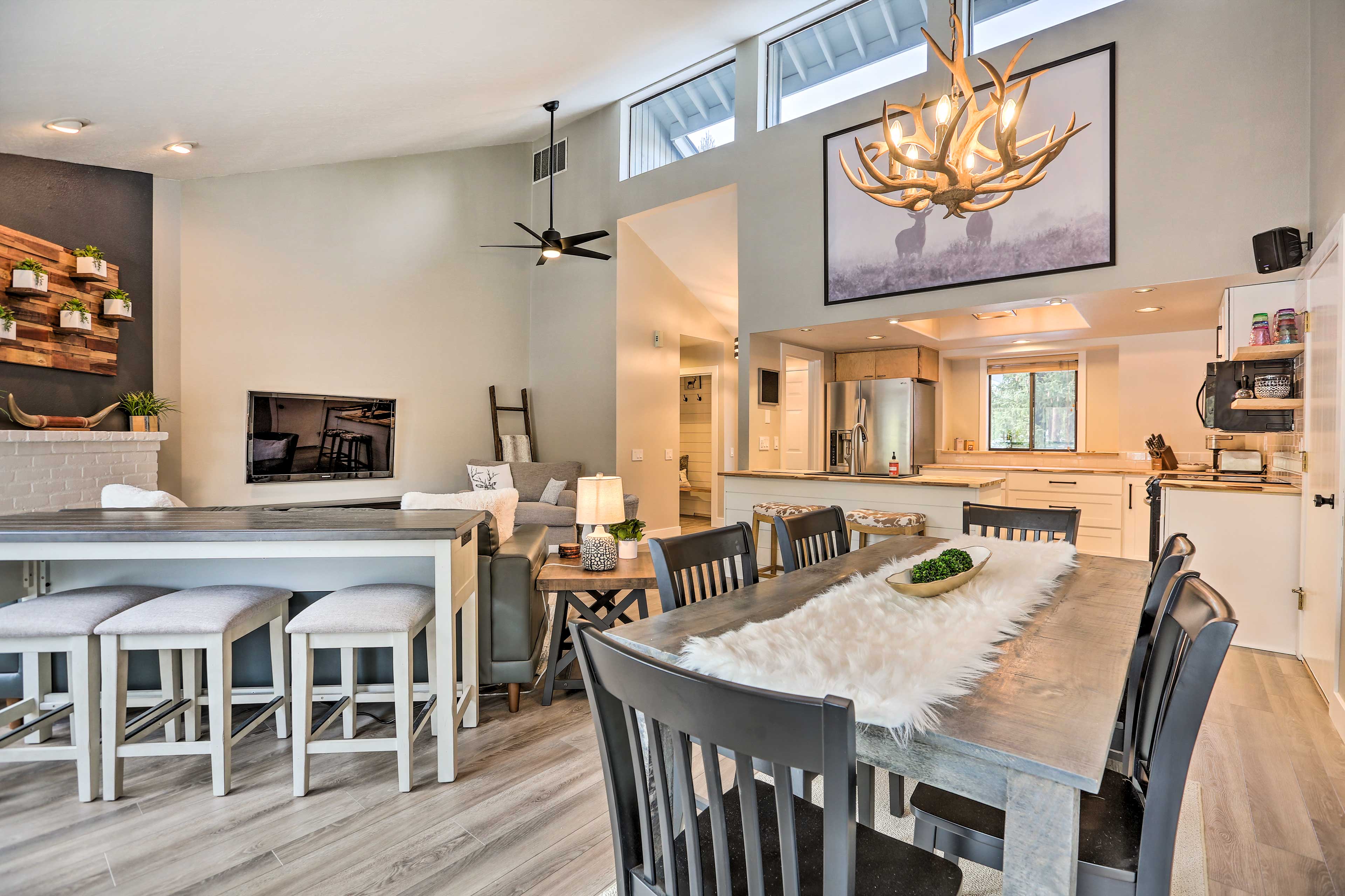 Property Image 2 - Modern-Chic Sunriver Home: Ski, Hike & Fish!