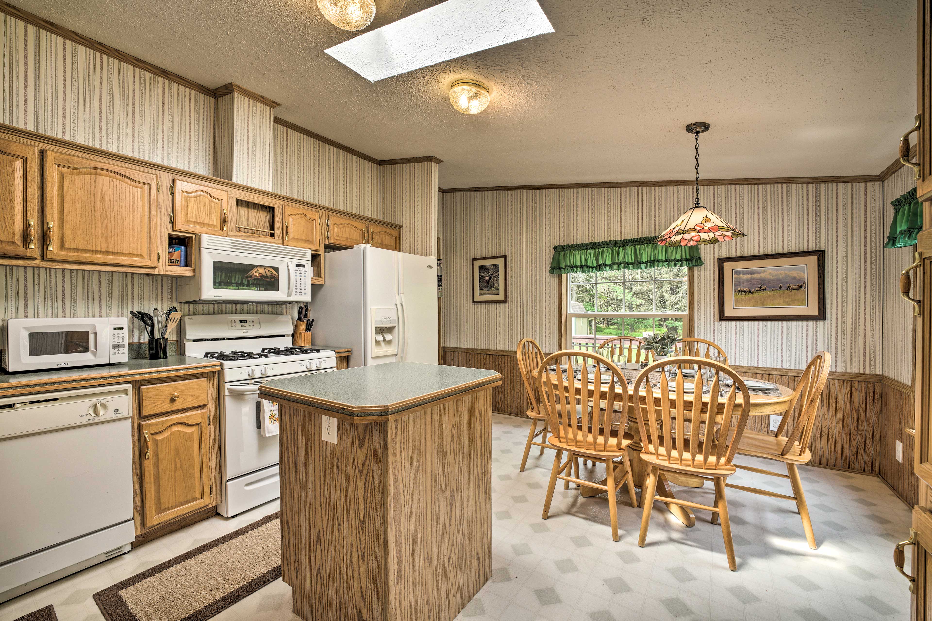 Deck, Fire Pit & Yard: Mountain Escape!