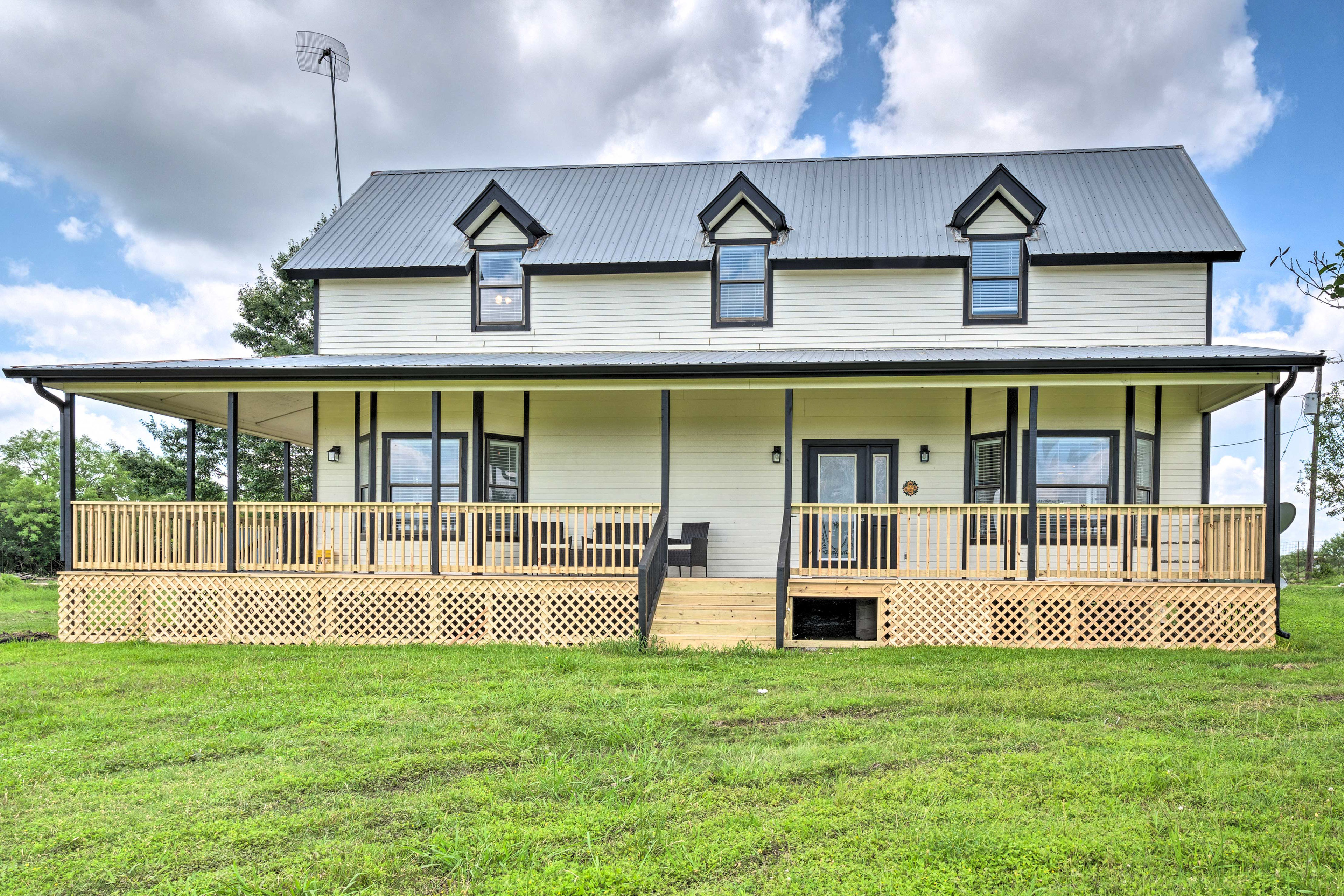 Property Image 1 - ‘Gingerland Ranch’ in Del Valle: Game Room & Porch