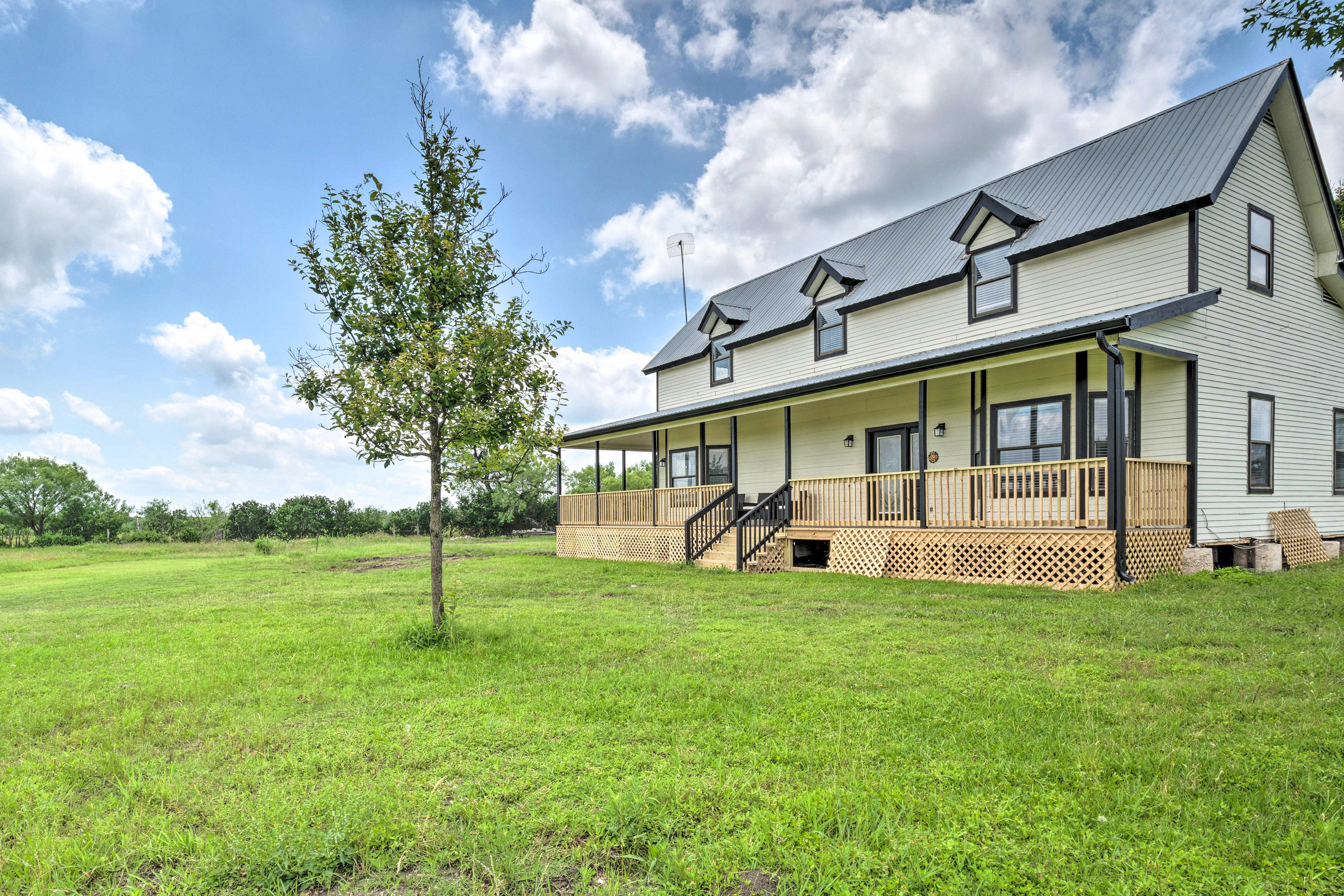 ‘Gingerland Ranch’ in Del Valle: Game Room & Porch