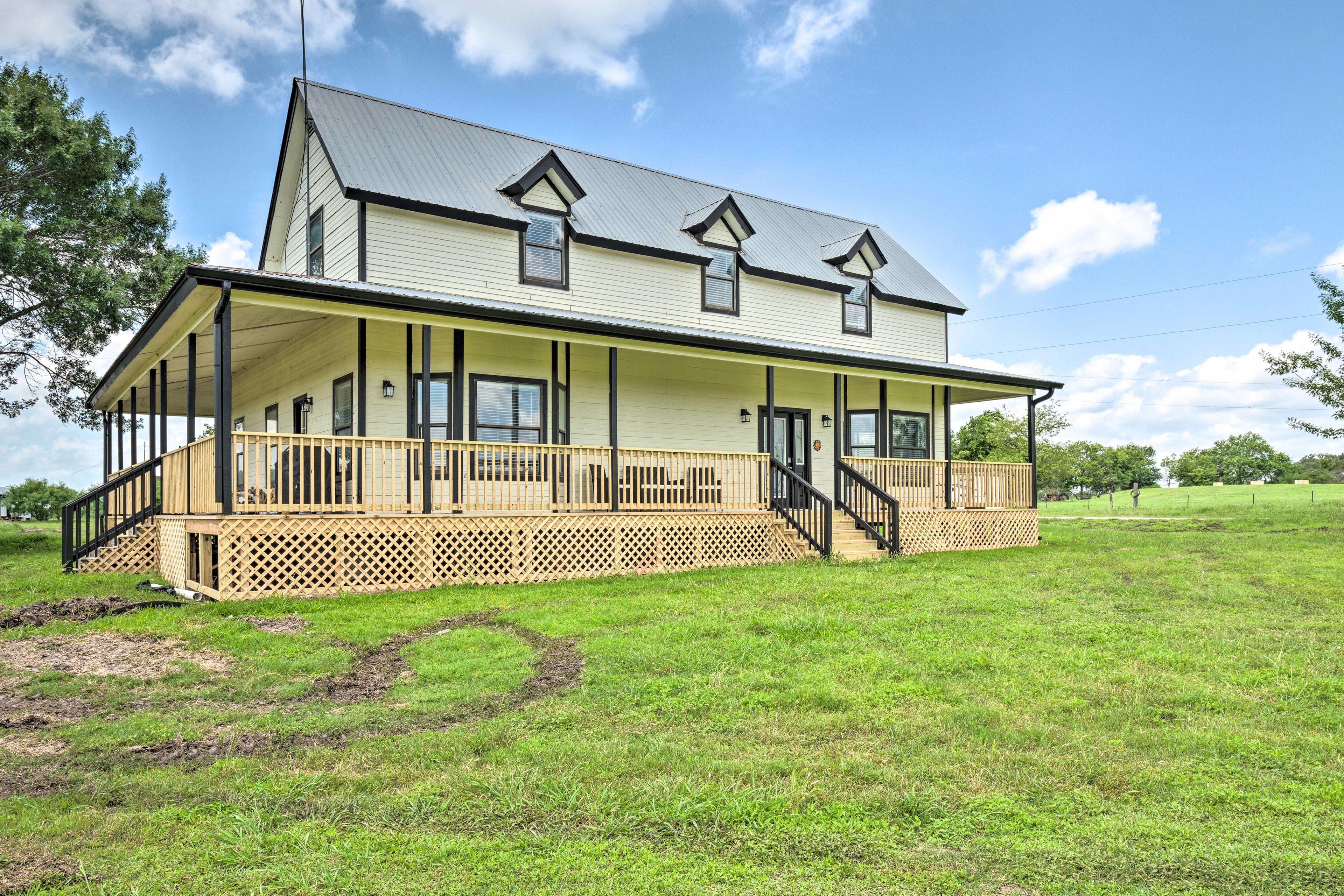 Property Image 2 - ‘Gingerland Ranch’ in Del Valle: Game Room & Porch