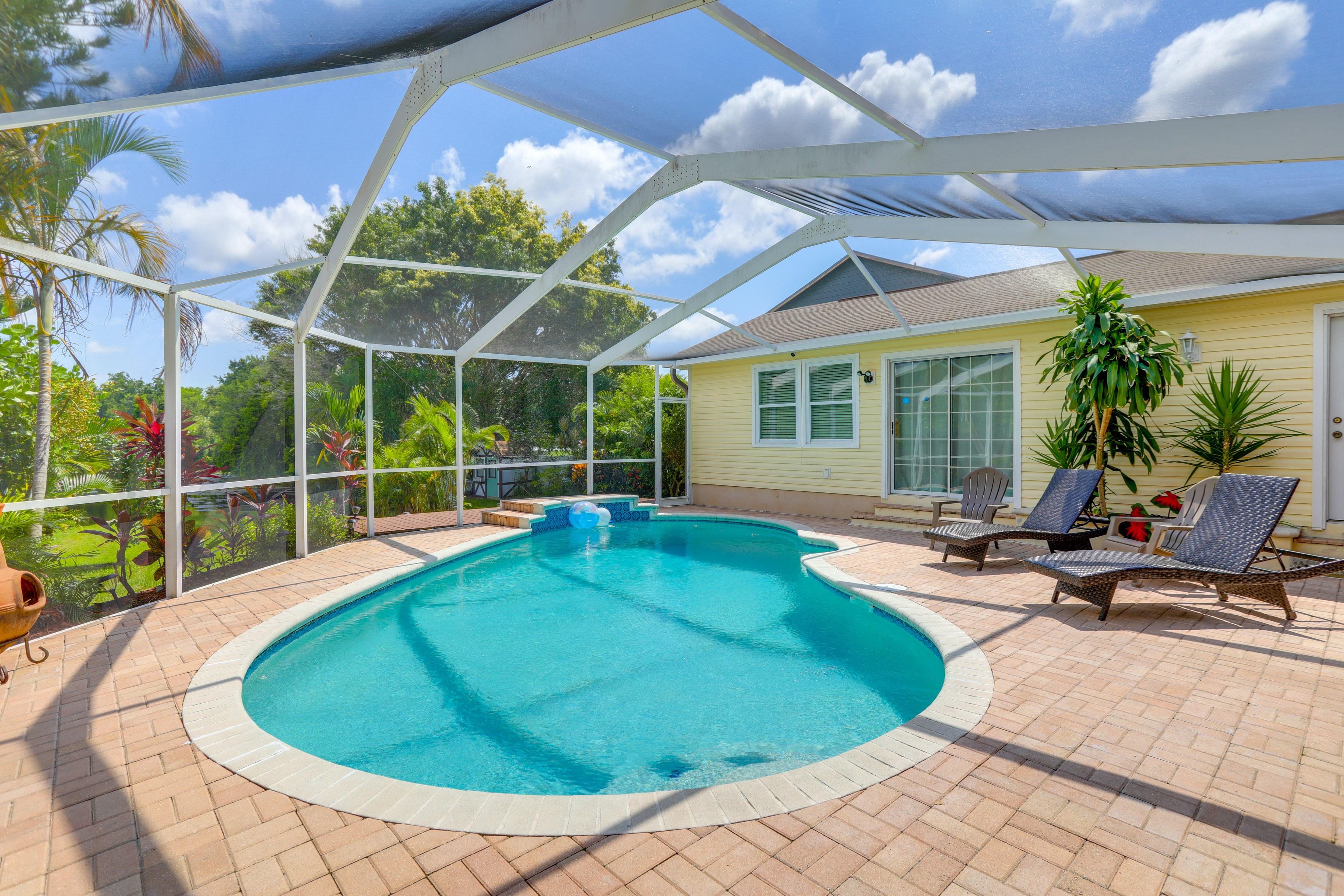 Alluring Largo Hideaway ~ 4 Miles to Beaches!