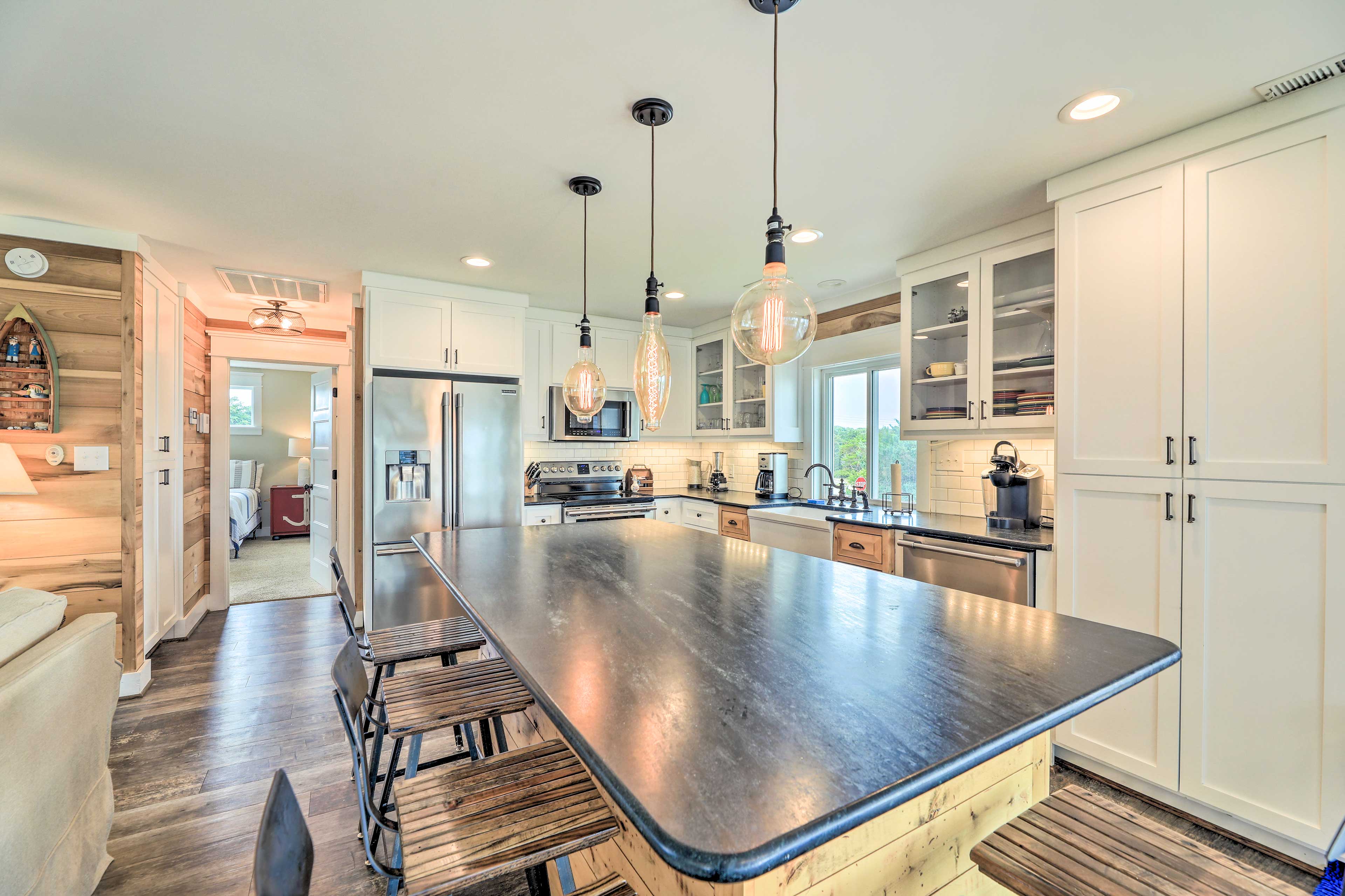 Bright Emerald Isle Home Walk to the Beach! Home Rental in Emerald Isle