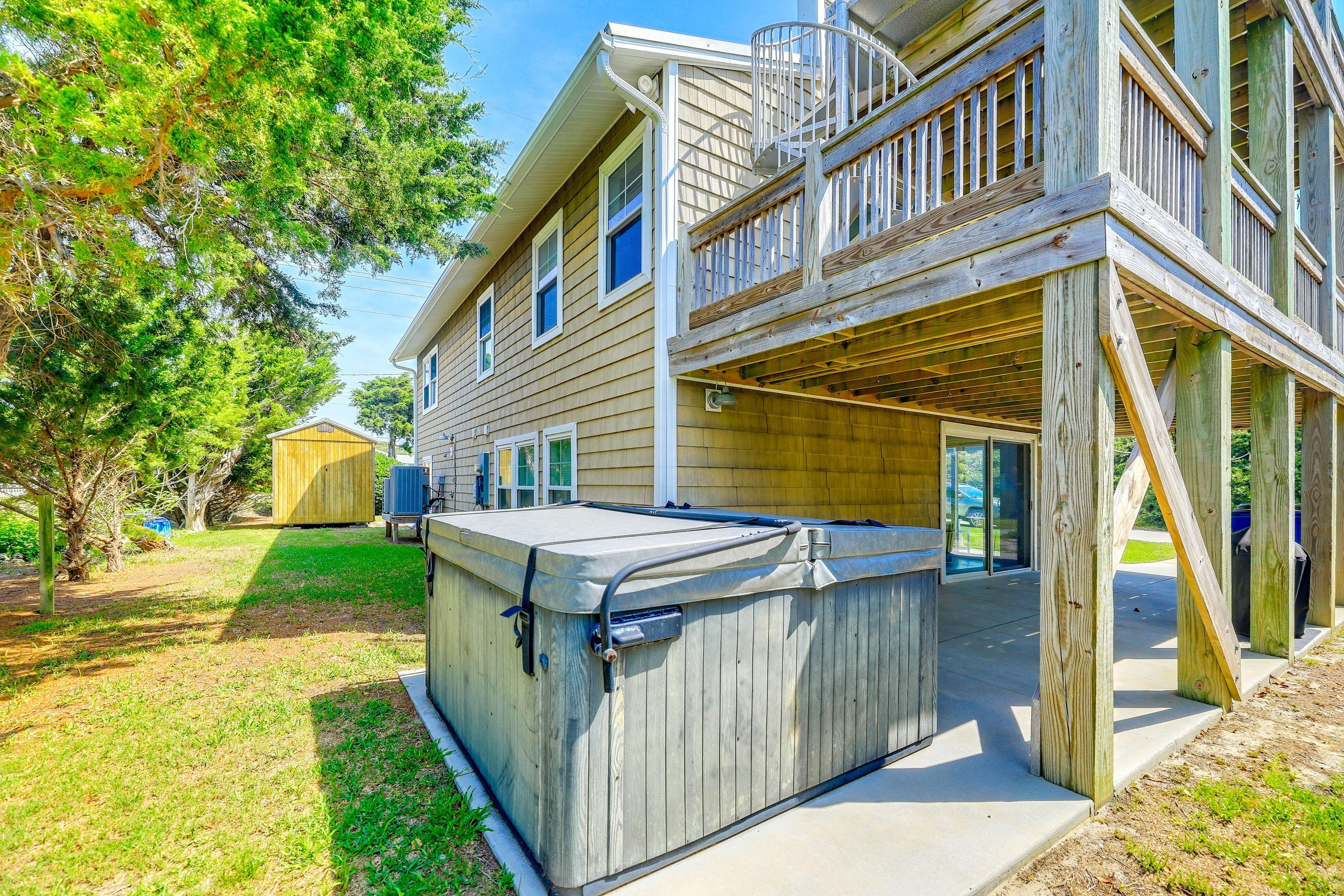 Steps to Beach: Bright Emerald Isle Retreat