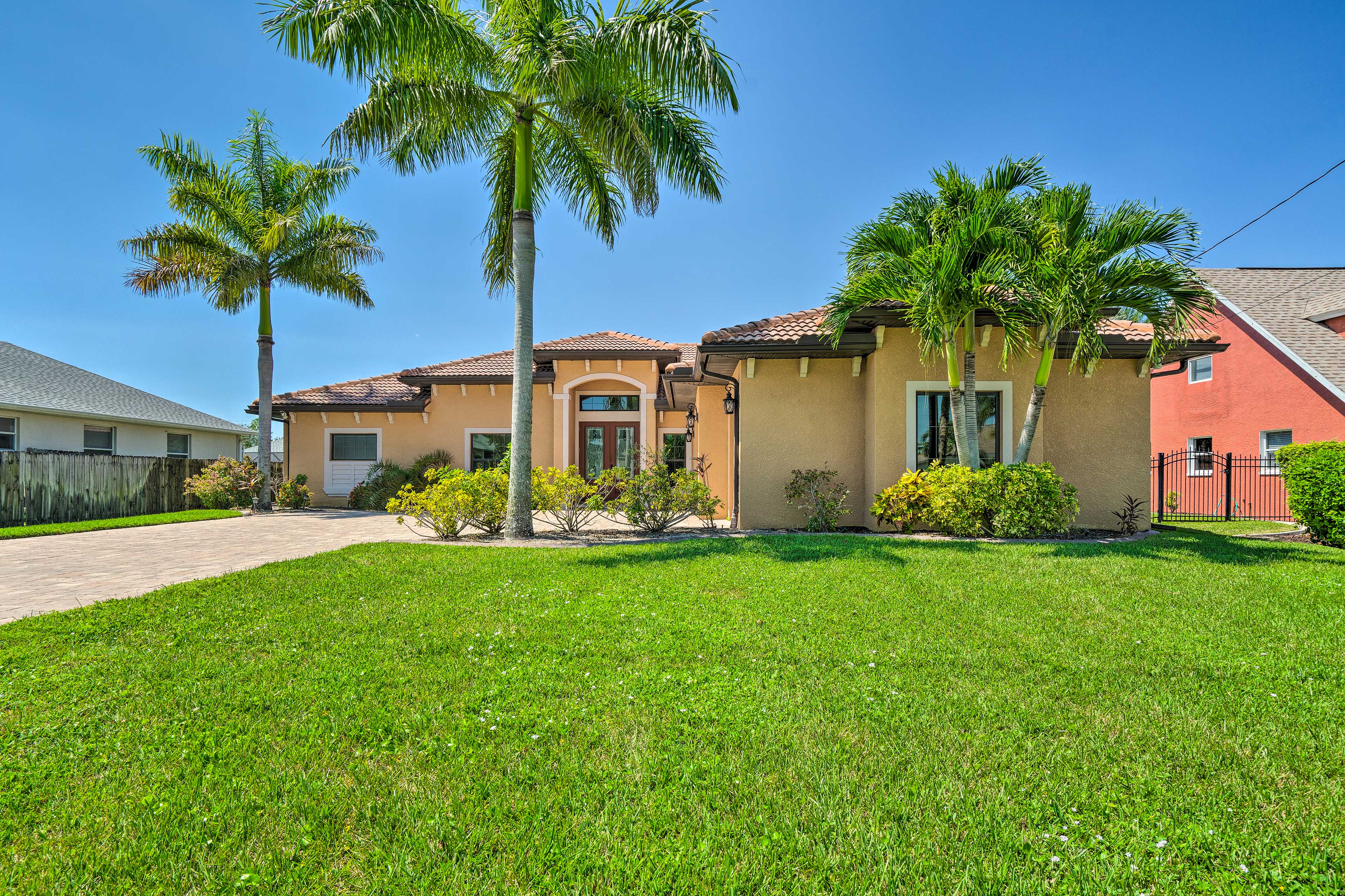Private Pool & Grill: Canalfront Cape Coral Home