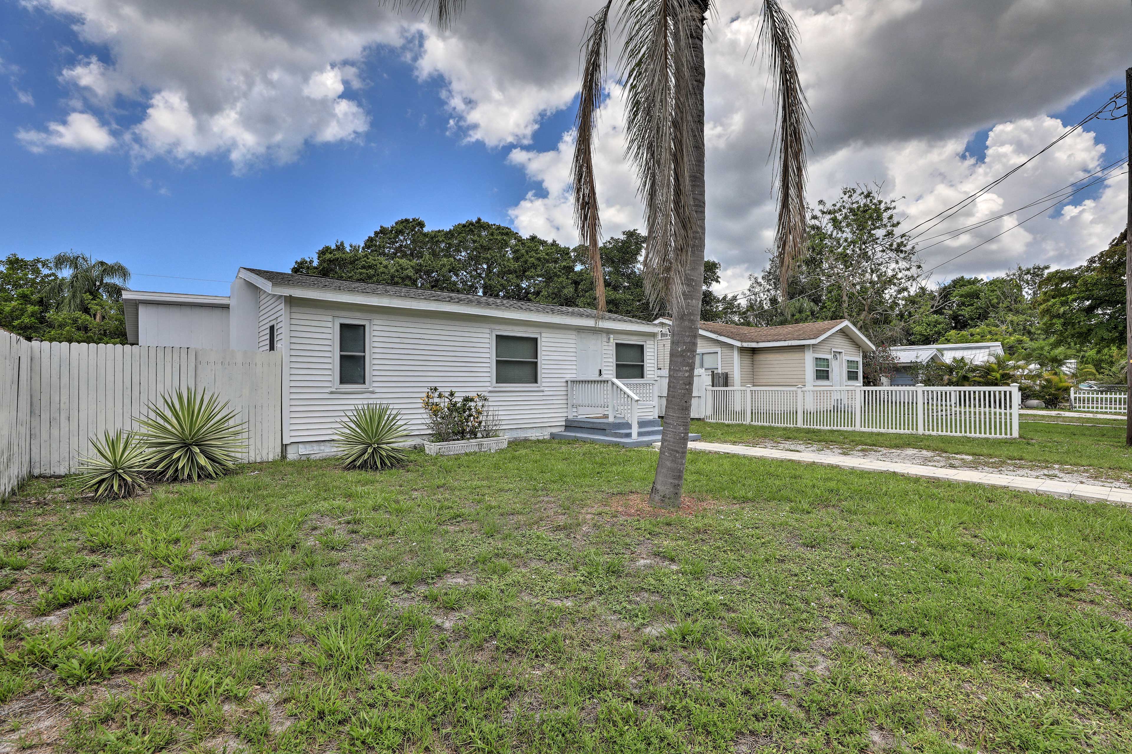 Central Sarasota Home: 8 Mi to Siesta Key!