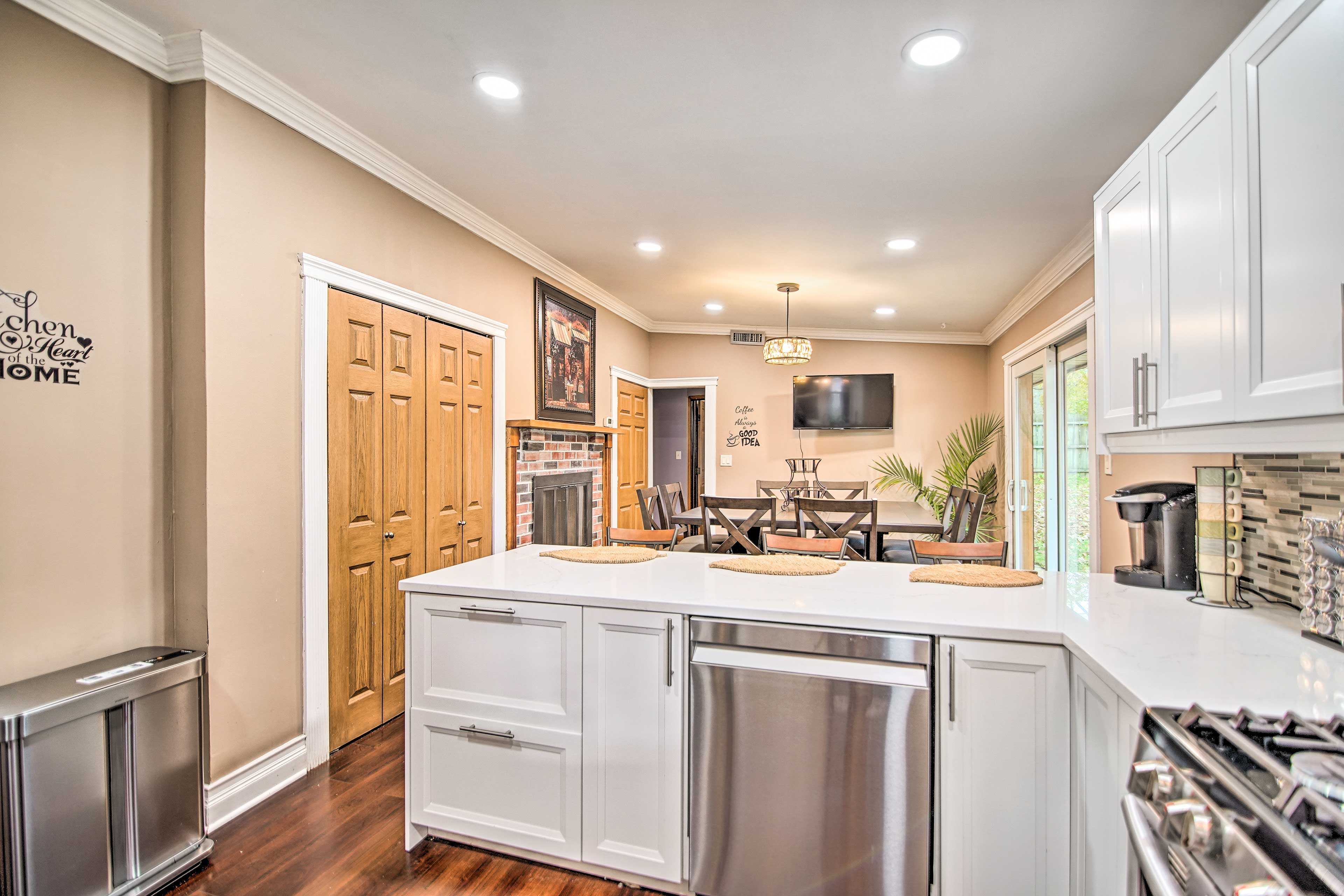 Fenced Yard: Fox River Grove Home, Dogs Welcome