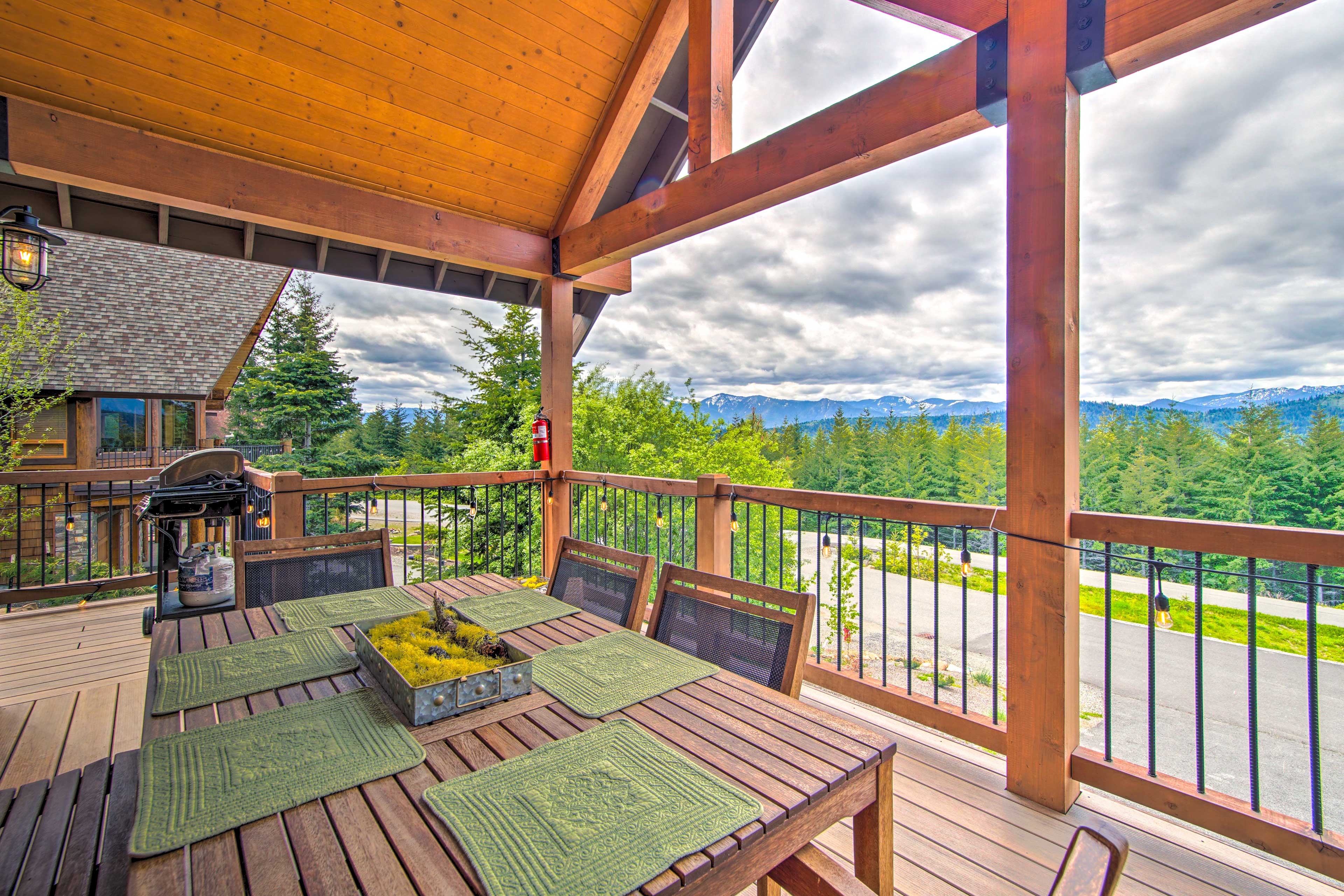 Cle Elum Cabin w/ Hot Tub & Breathtaking View - Home Rental in Roslyn