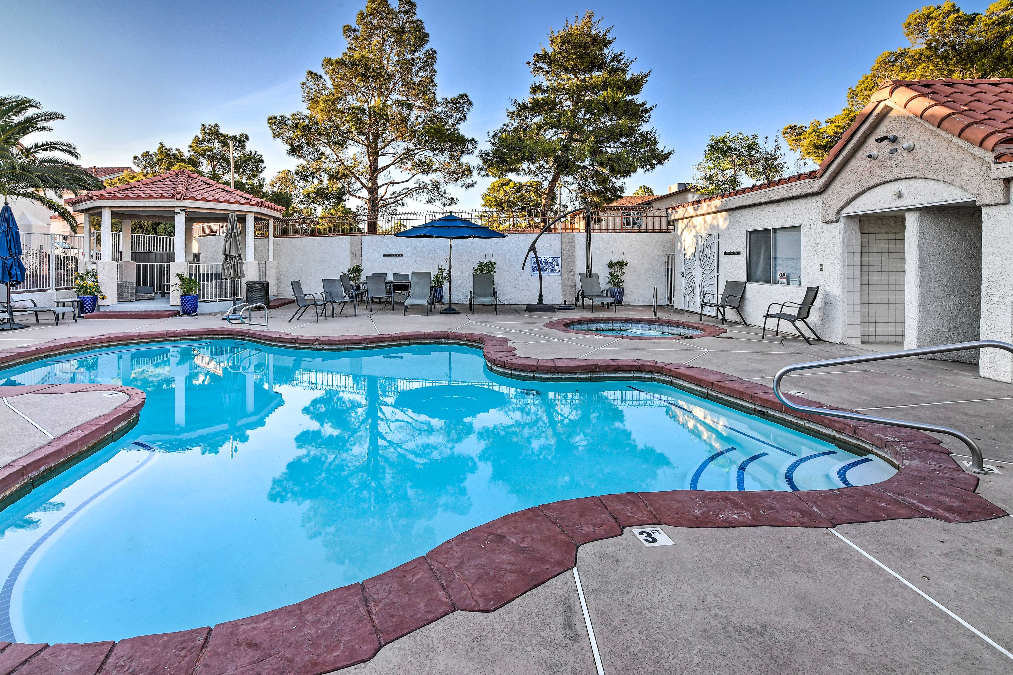 Contemporary Vegas Townhome w/ Community Pool