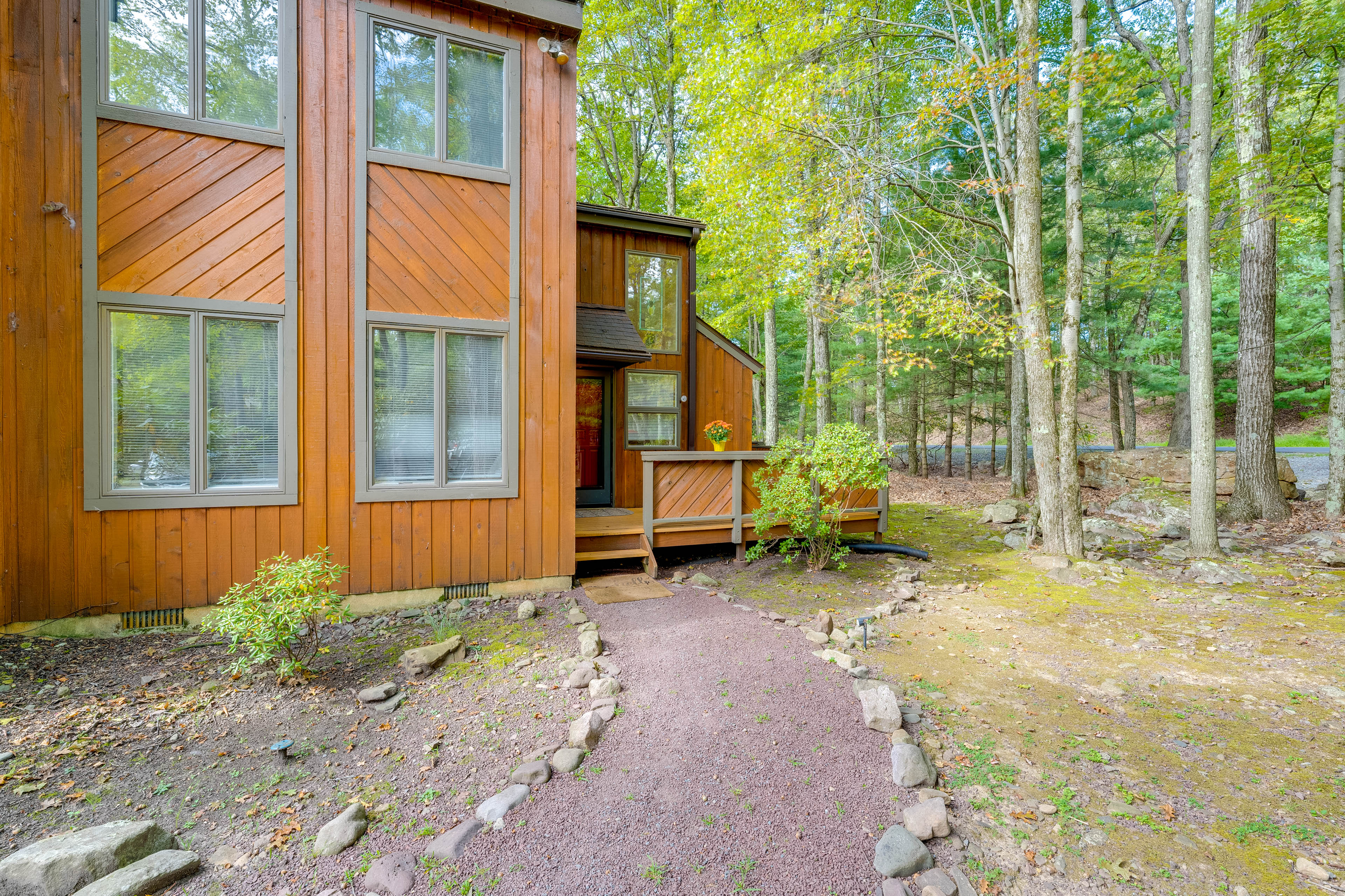 Near Skiing & Lakes: Contemporary Poconos Townhome