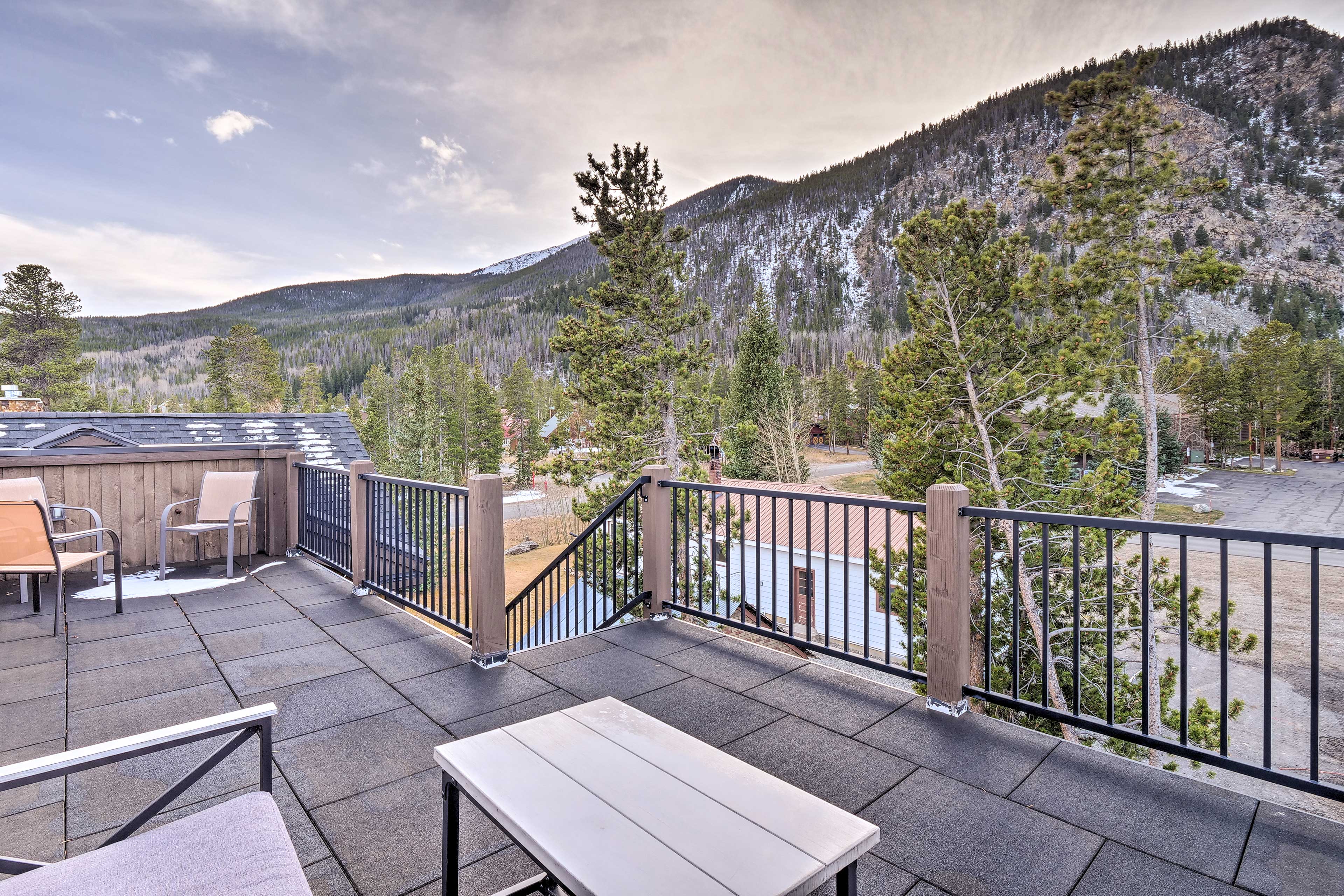 Frisco Condo w/ Rooftop Deck & 360 Mountain Views! Home Rental in Frisco
