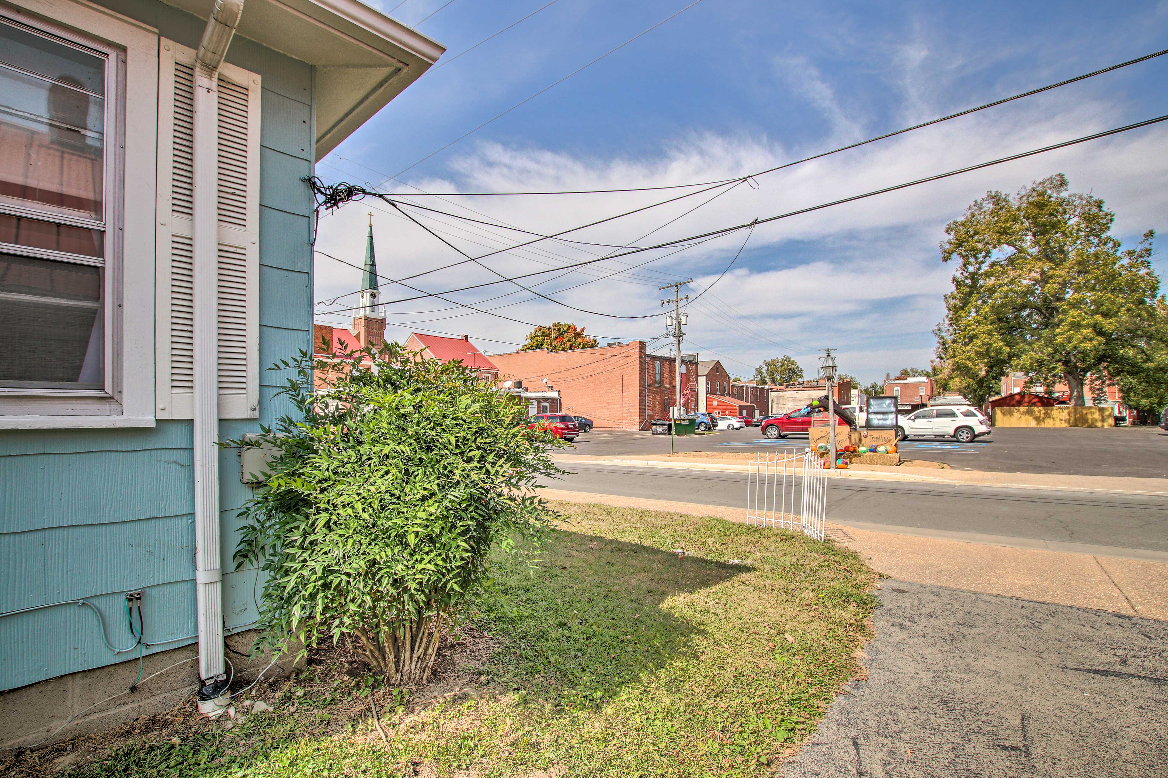 Cottage w/ Yard, Walk to Historic Attractions