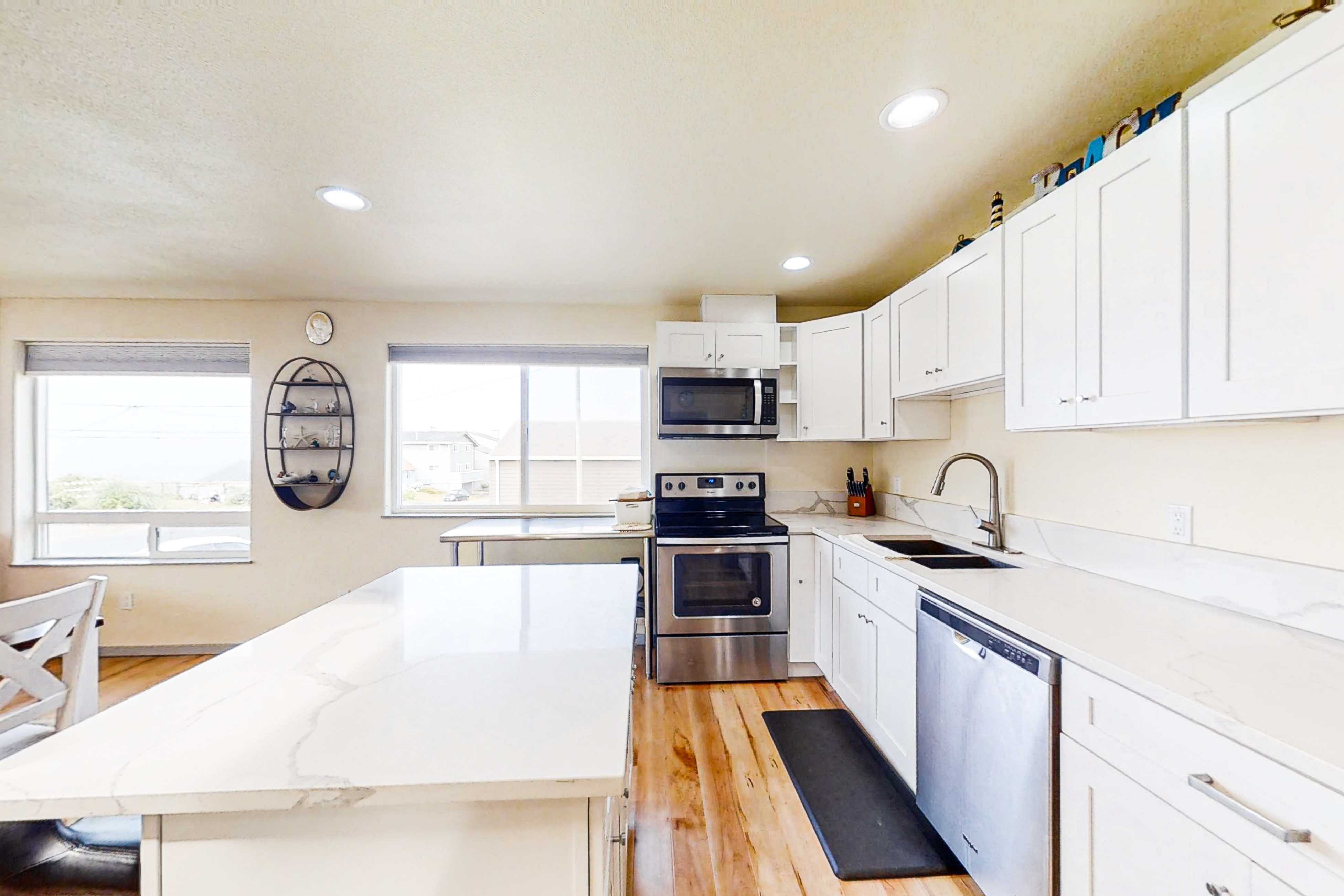 Light-filled home in the heart of town with deck & W/D - steps to beach access