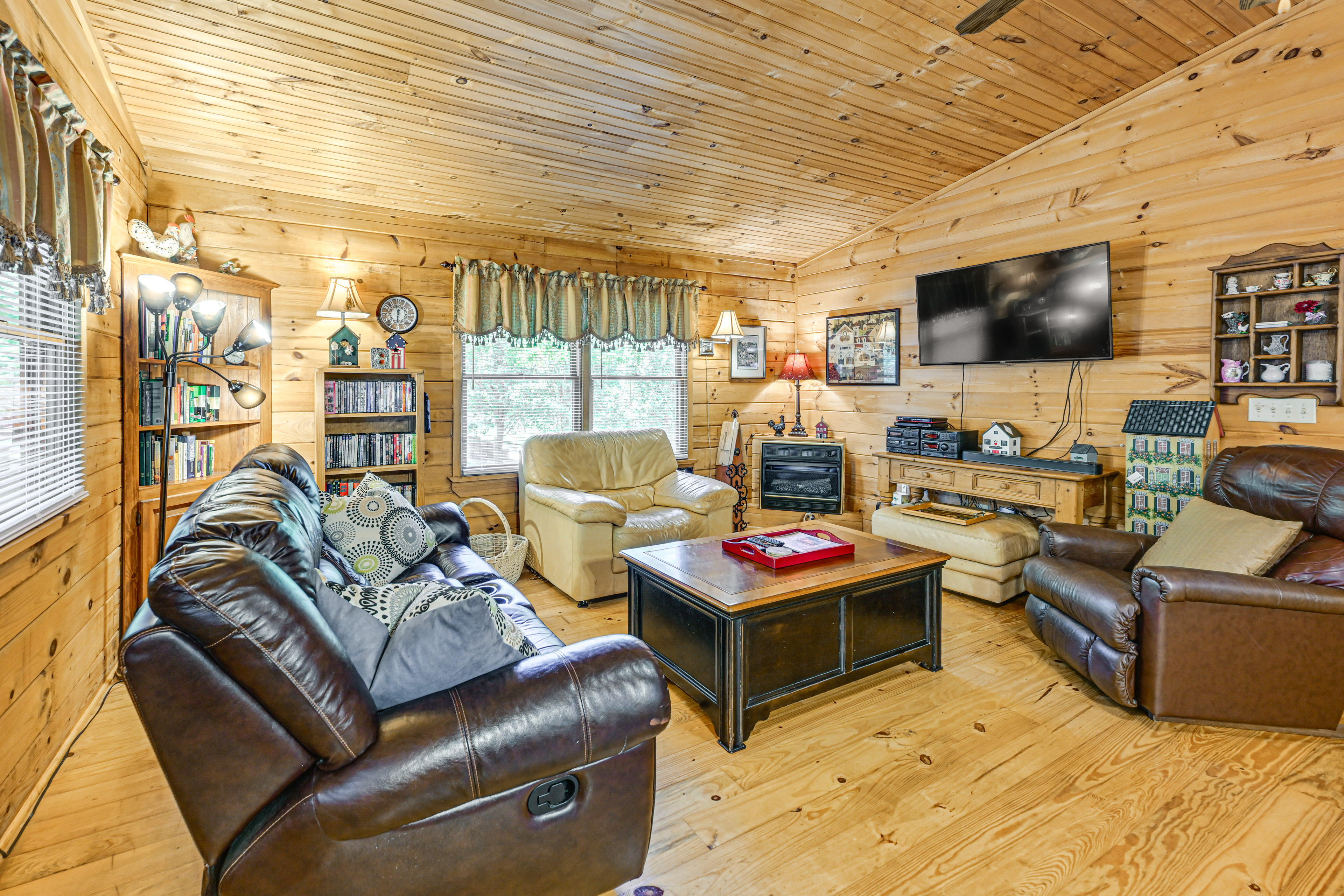 11 Mi to Dtwn: Franklin Cabin w/ Porch!