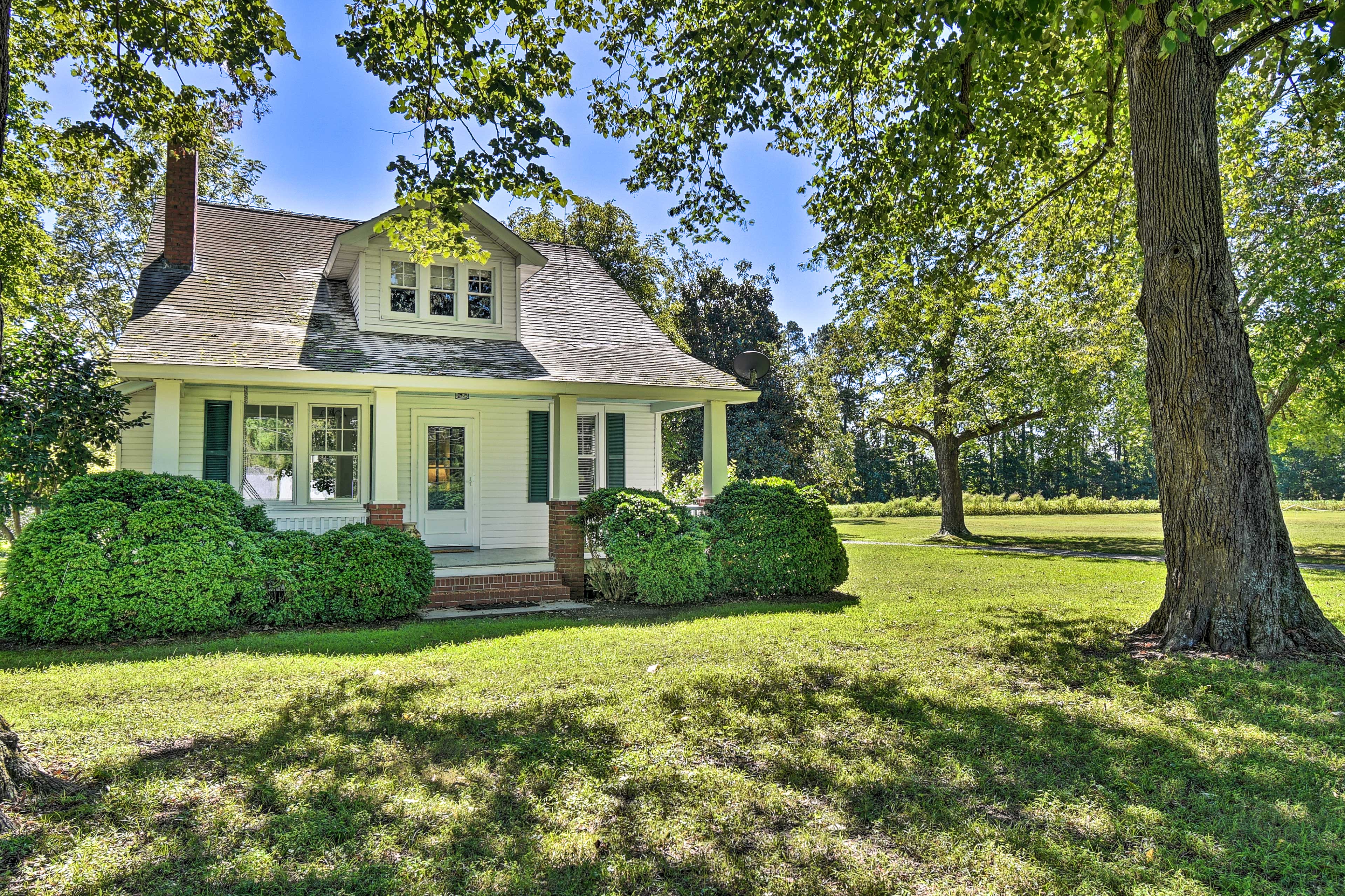 Property Image 1 - Cozy Gloucester Getaway w/ Porch & Sunroom!