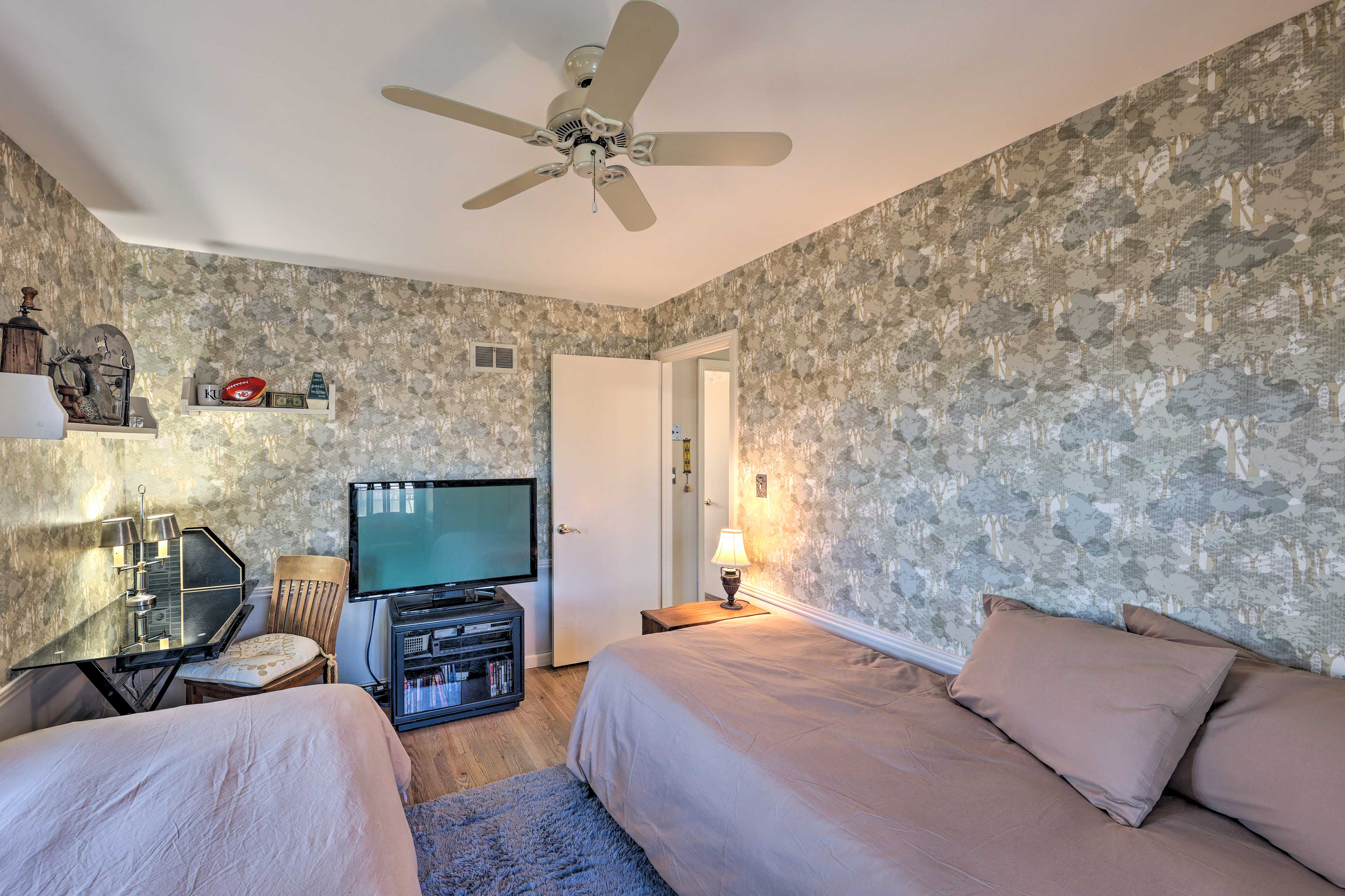 Cozy Kansas City Home w/ Yard - 9 Mi to Dtwn!