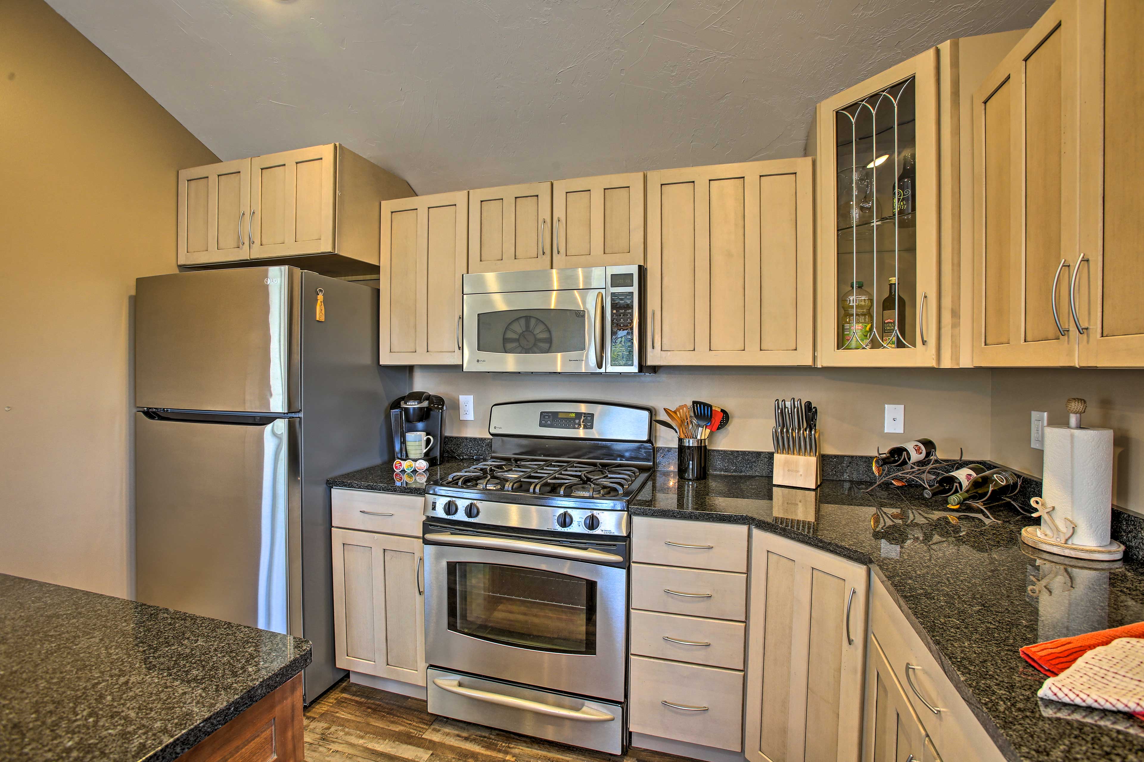 Dtwn Ludington Apt w/ Fire Pit: Day Trip to Slopes