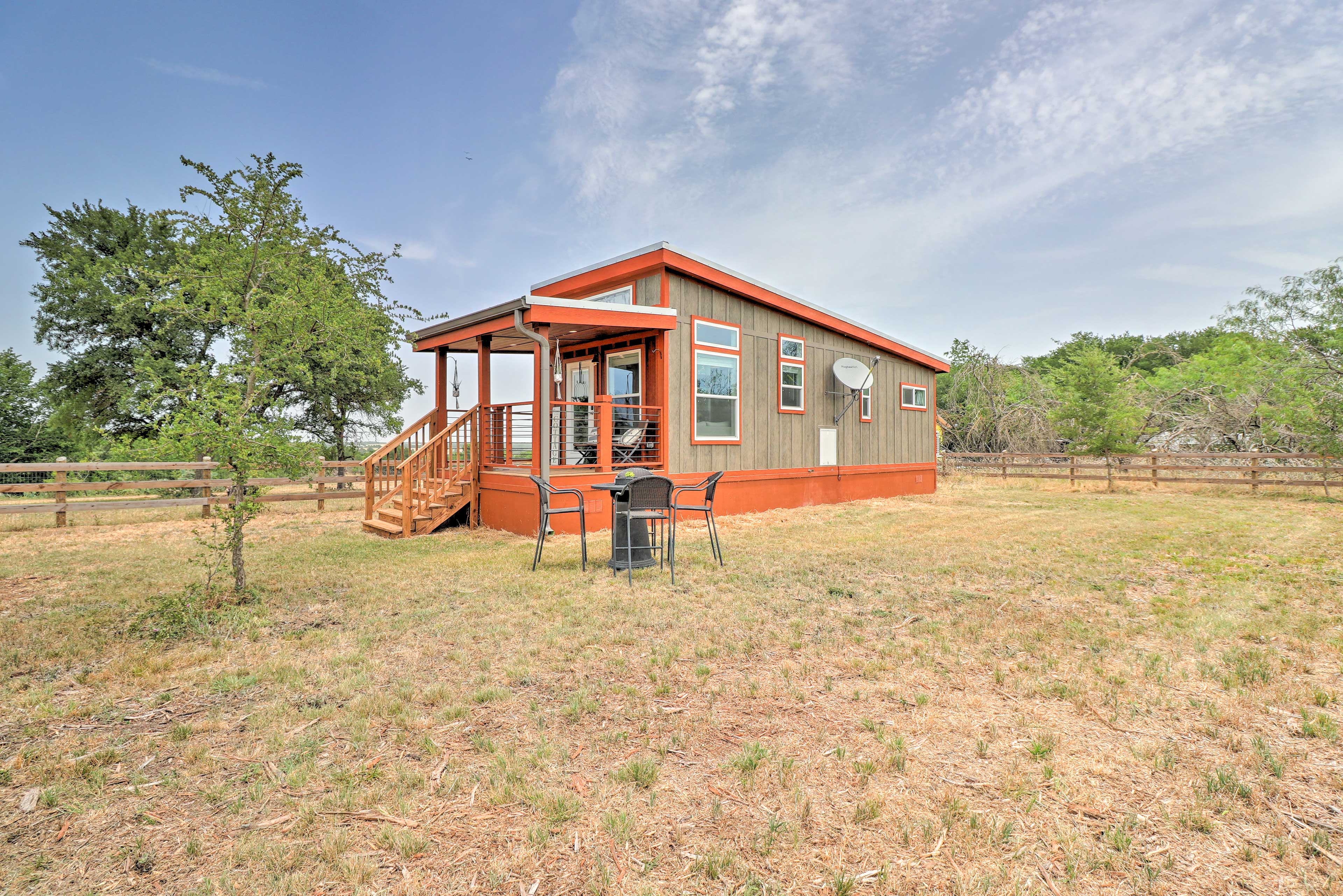 Modern ‘Sunset Cabin’ w/ Wood Fire Pit!