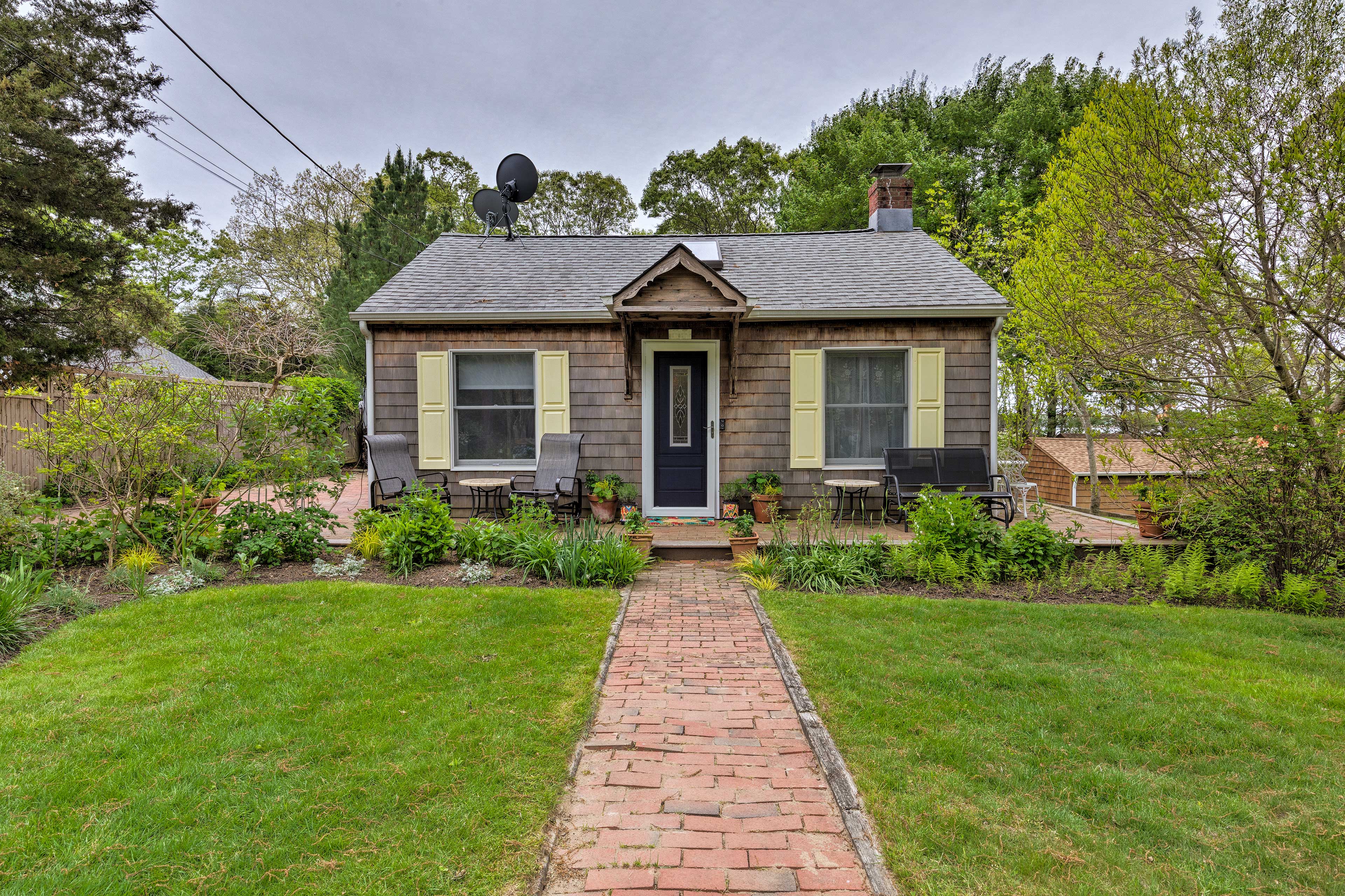 Property Image 1 - Cute East Hampton Cottage w/ Patio - Walk to Beach