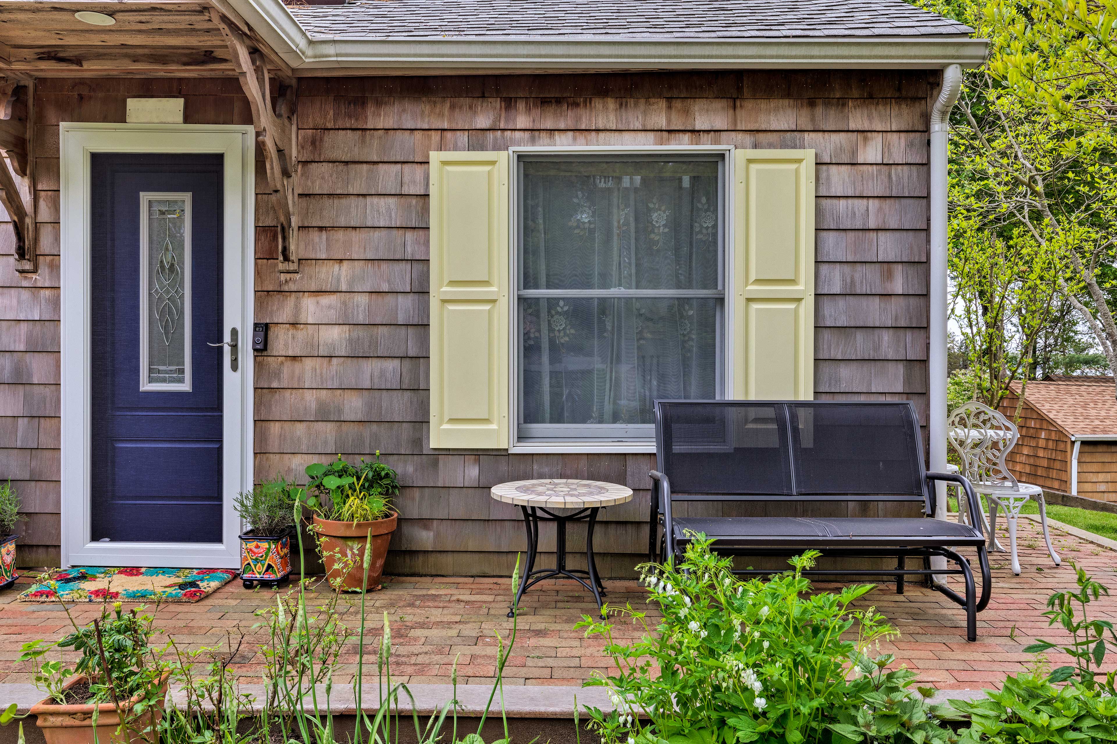 Property Image 2 - Cute East Hampton Cottage w/ Patio - Walk to Beach