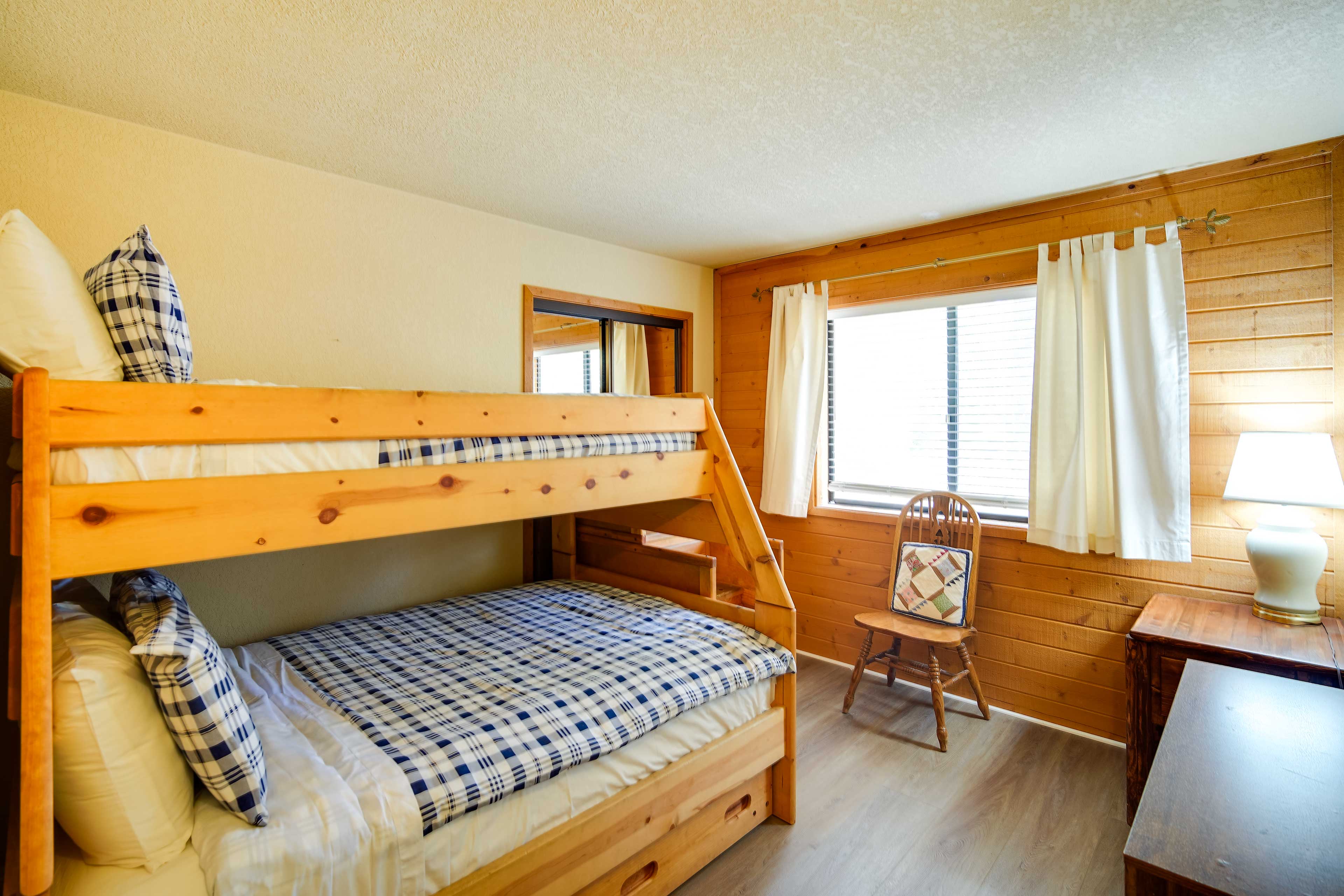 Goldilodge: Big Bear Lake Cabin w/ Spacious Yard!
