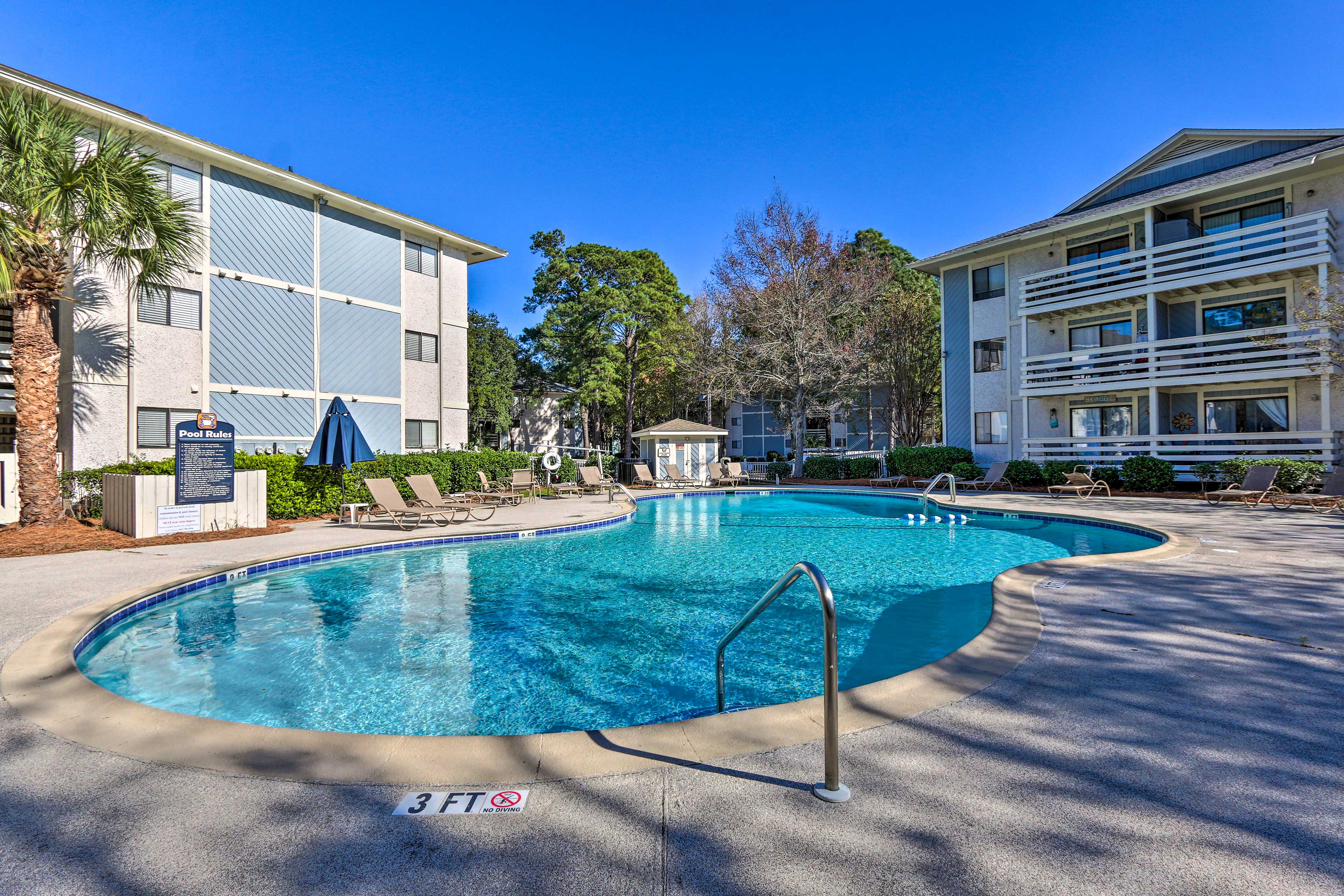 Property Image 2 - Hilton Head Condo – Community Pool & Hot Tub!