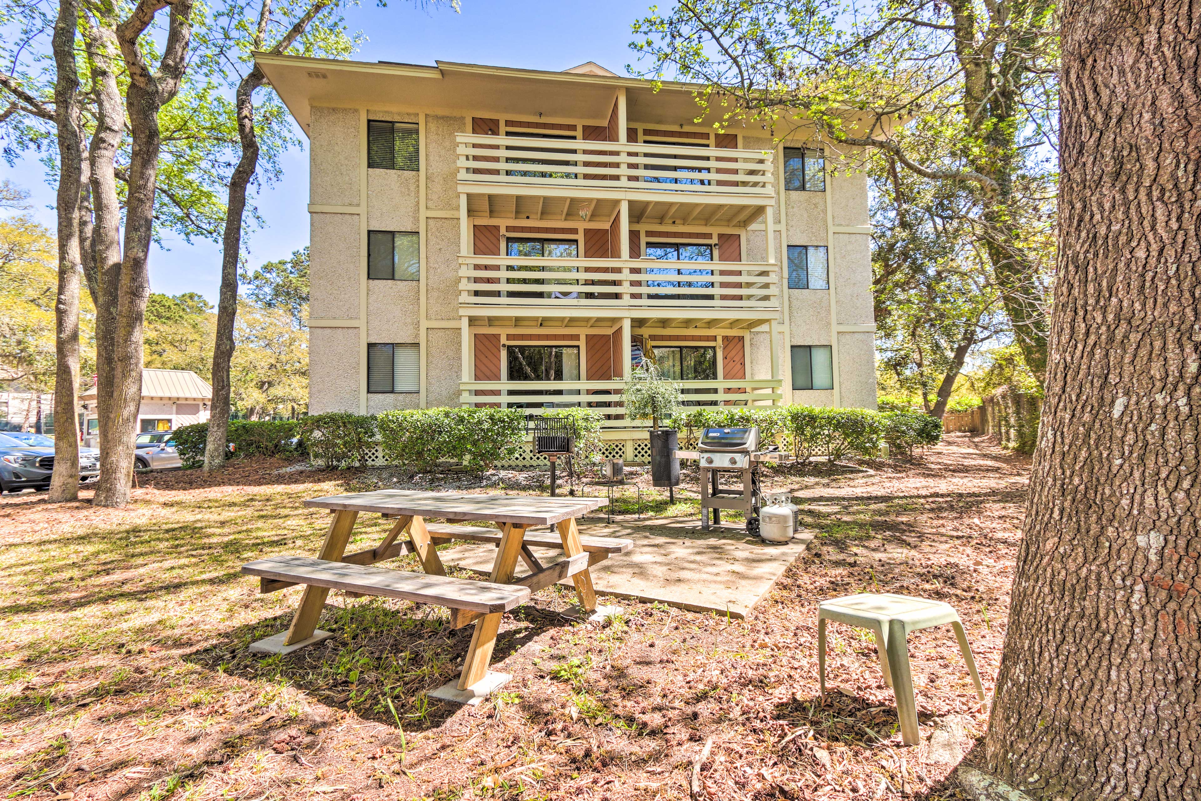 Property Image 1 - Hilton Head Condo: Pool, Hot Tub & Tennis Access!