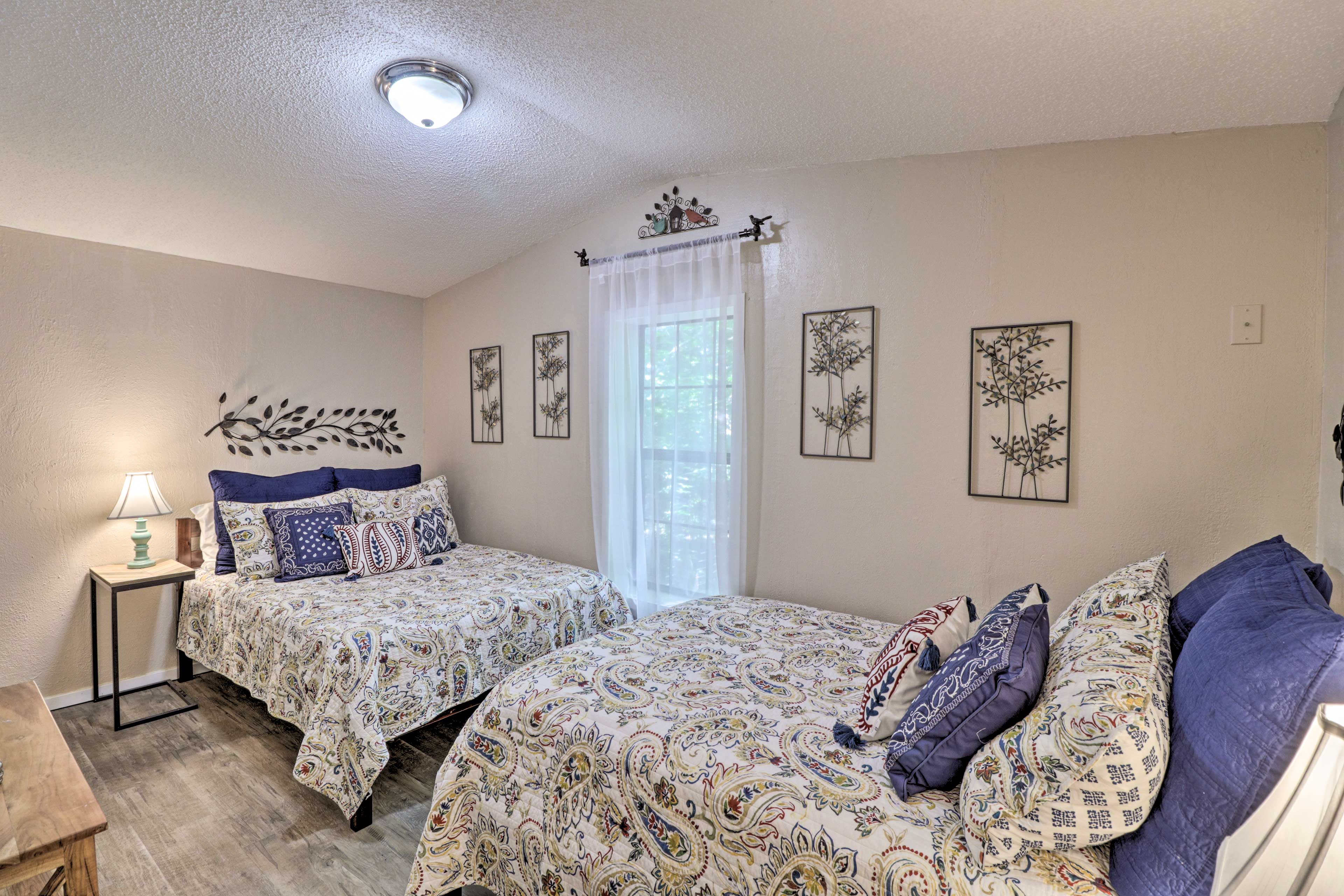 13 Mi to Hot Springs: Serene Royal Home w/ Deck!