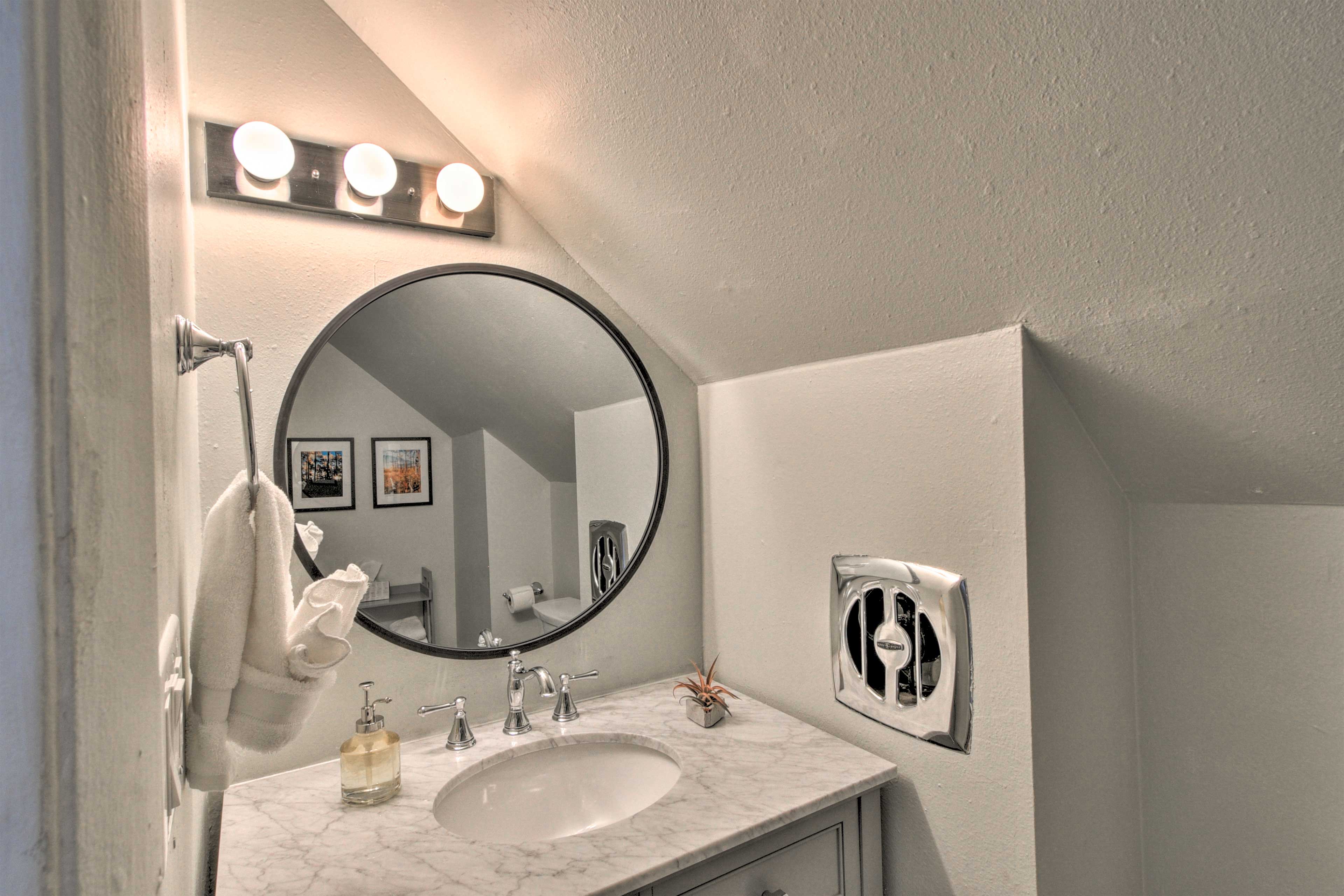 Buena Vista Getaway ~ 1/2 Mi to Downtown!