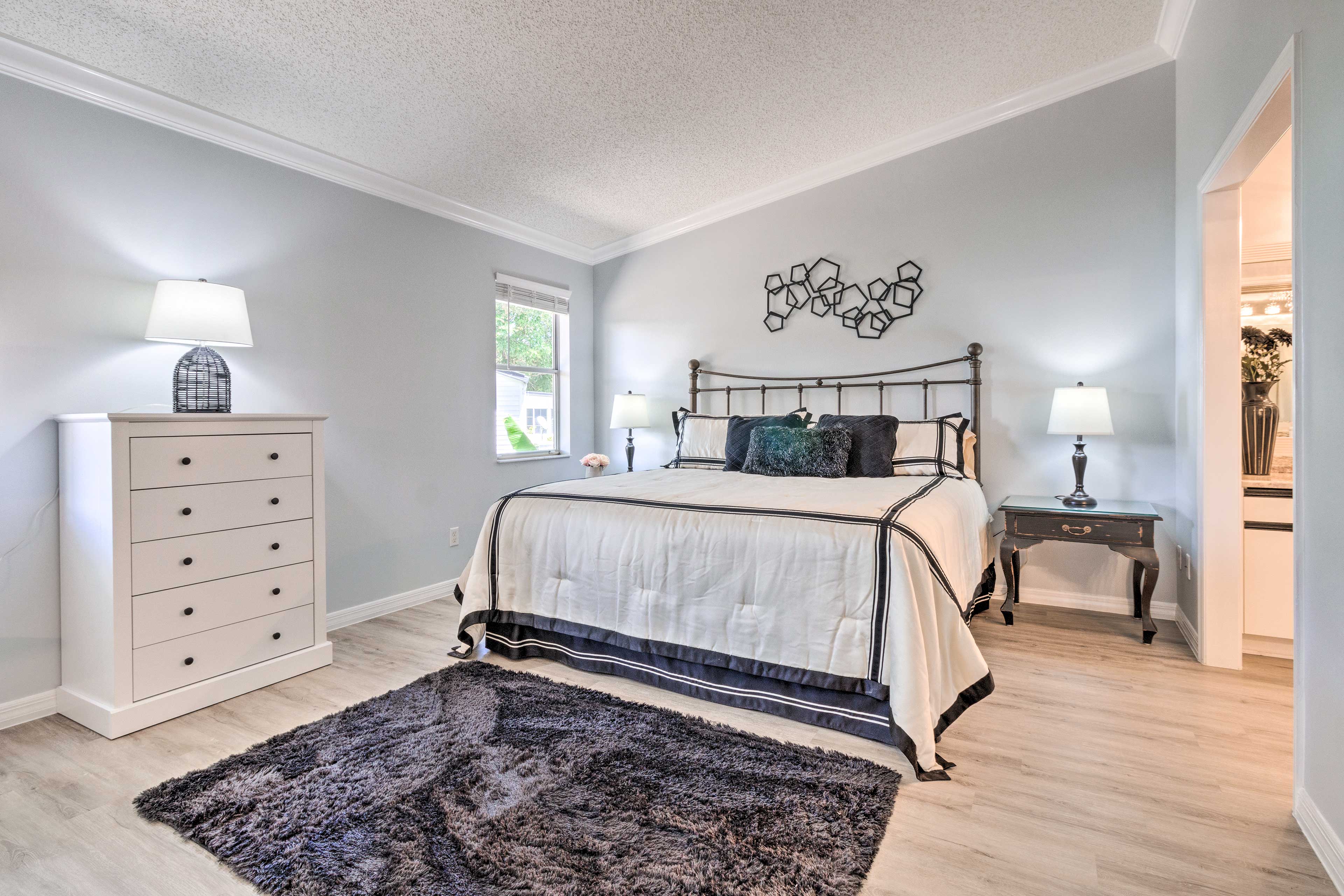 Inviting Lady Lake House: In the Village!