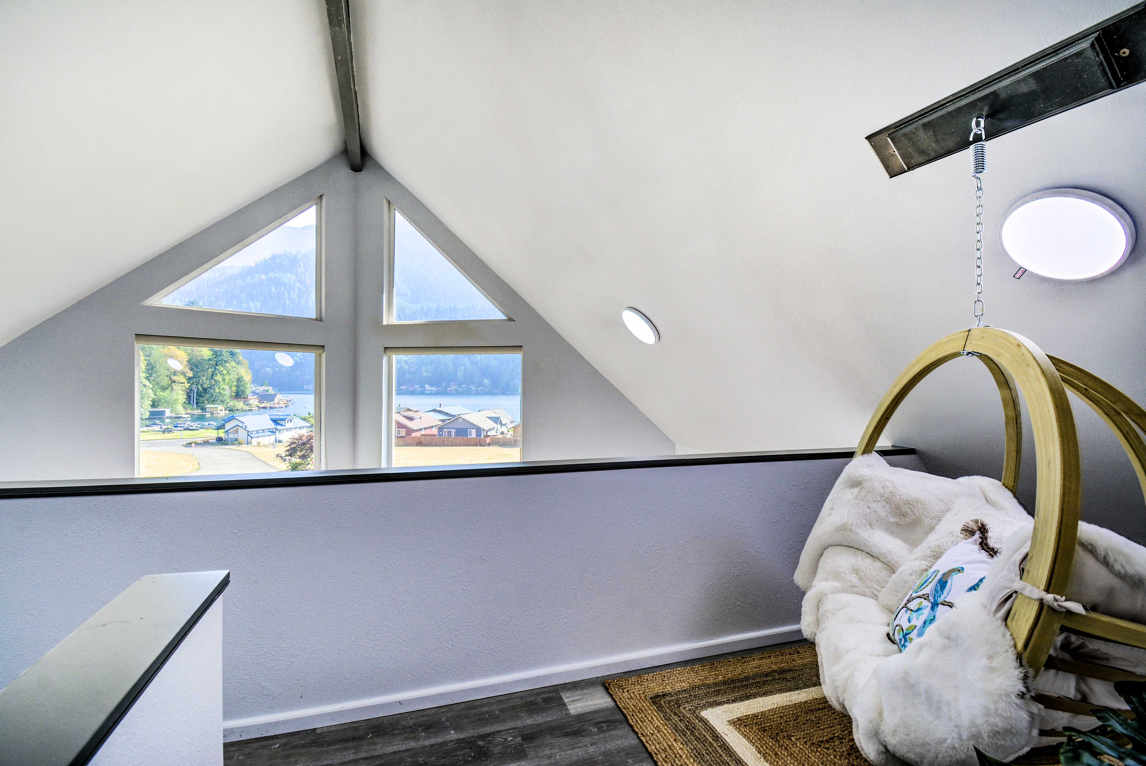 Lake-View Getaway: 20 Mi to Olympic Nat'l Park!