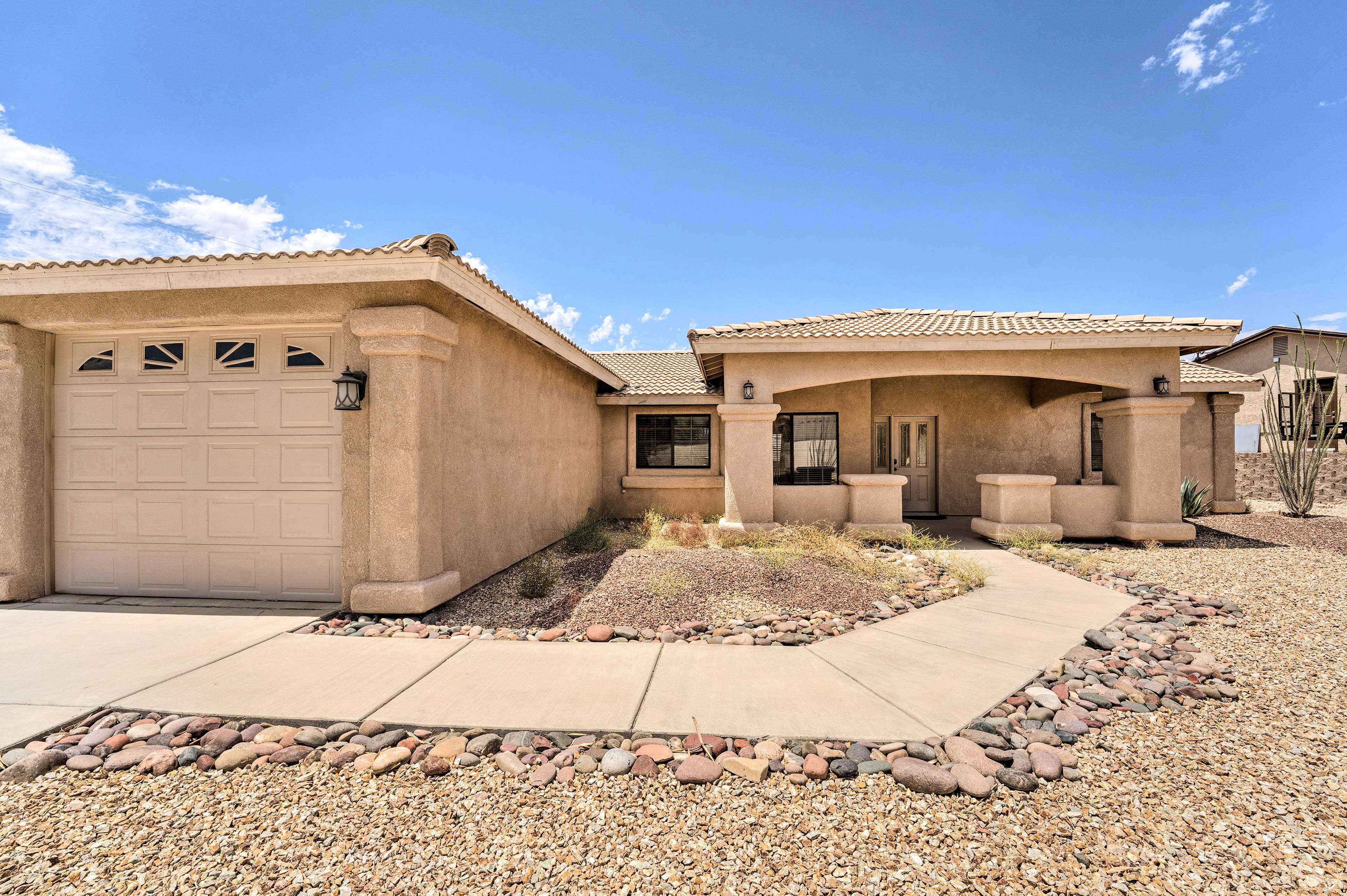 5 Mi to Beach & Marina: Lake Havasu Getaway!