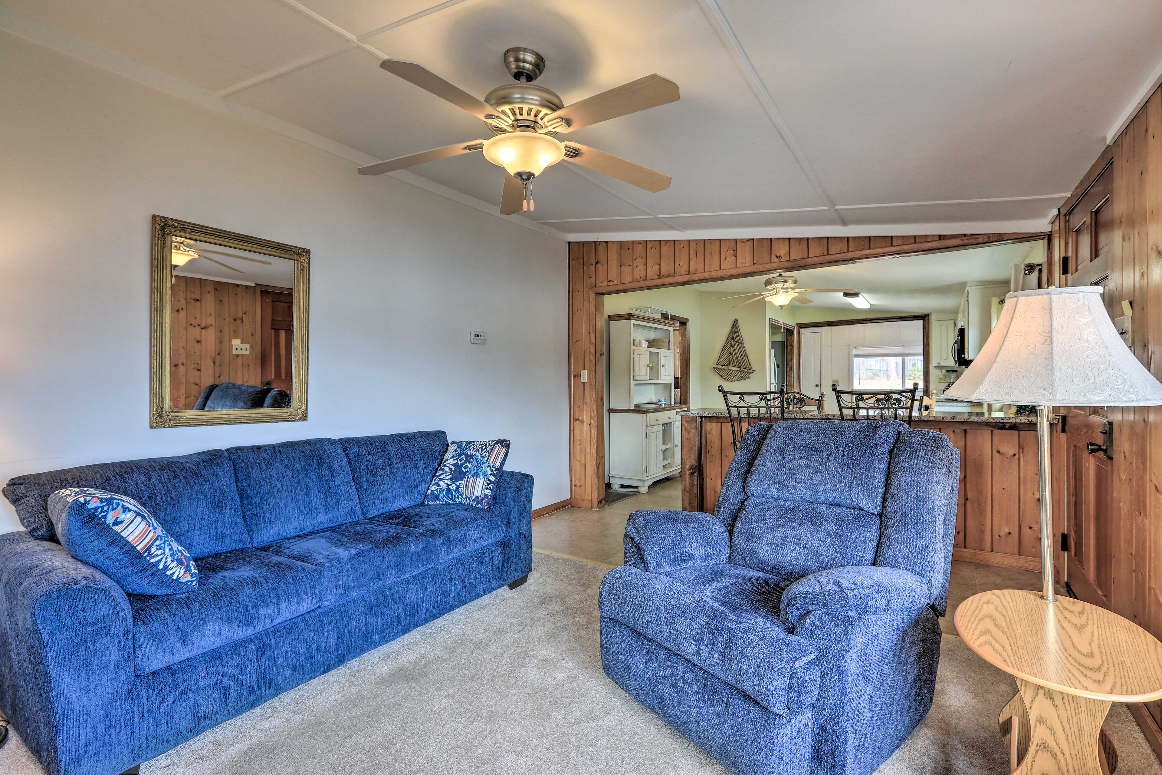 Lake Sinclair Cottage with Deck & Boat Dock!