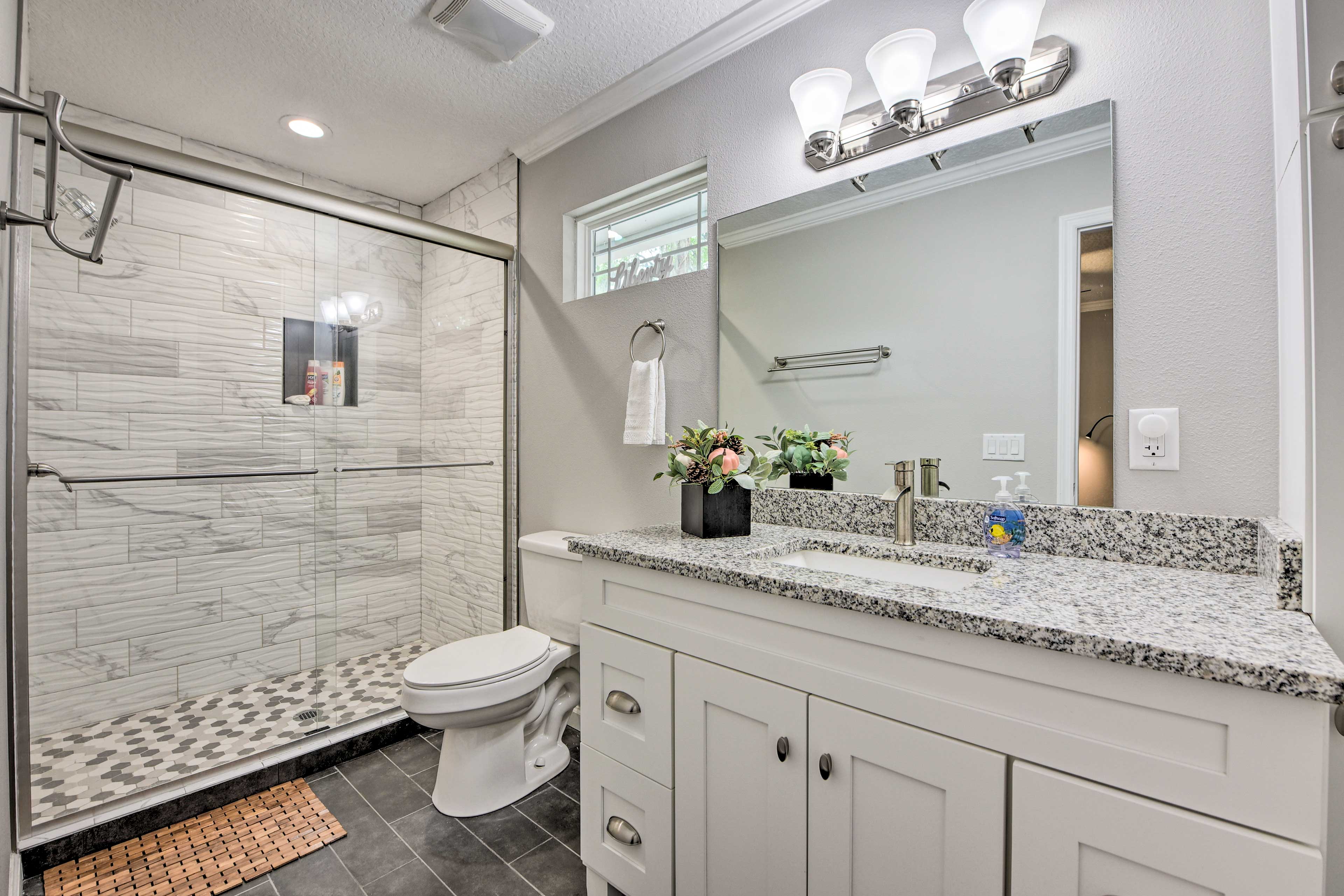 Serene Live Oak Home w/ Fire Pit by River + SOSMP!