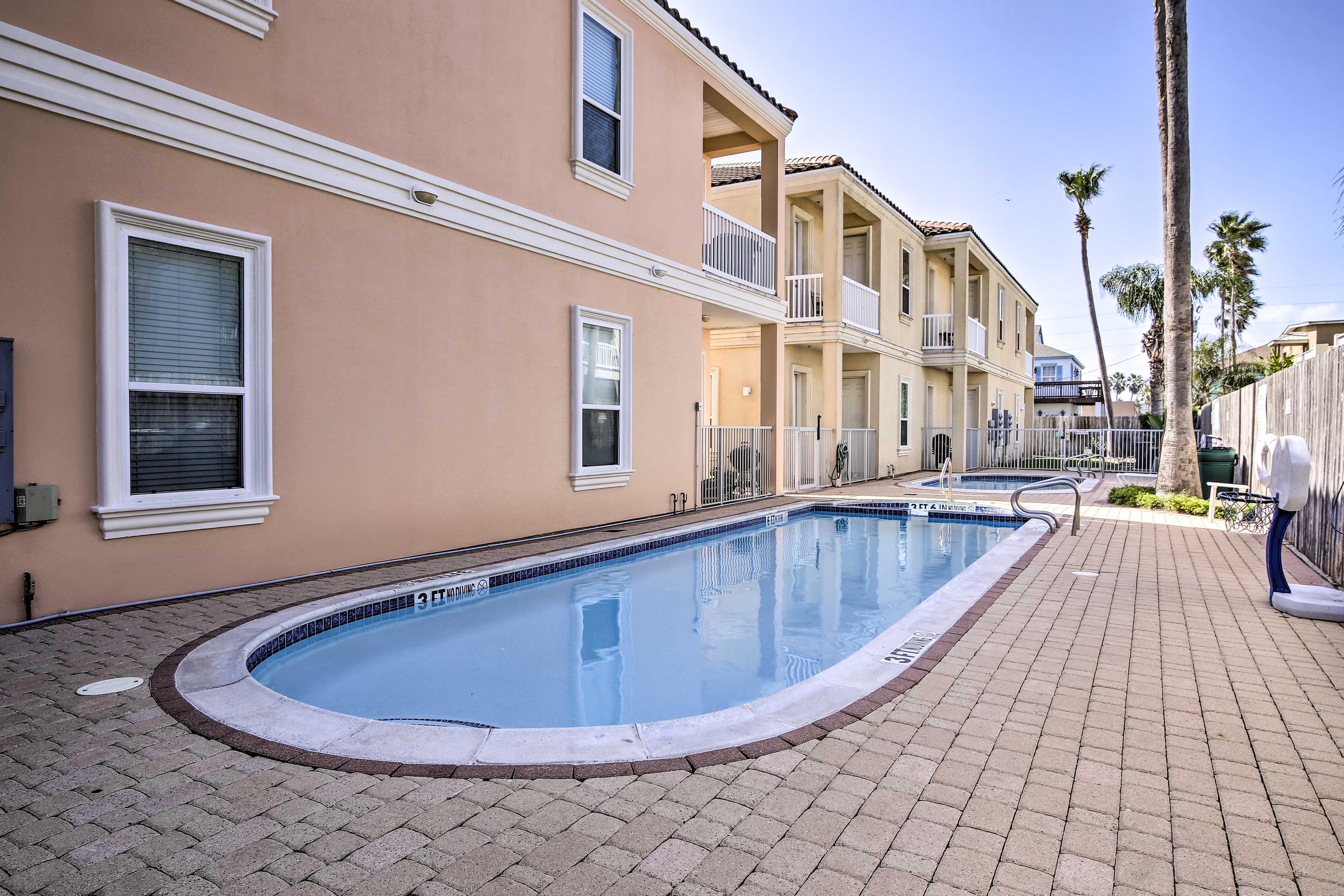 Property Image 2 - Texas Condo w/ Outdoor Pools - Walk to Beach!