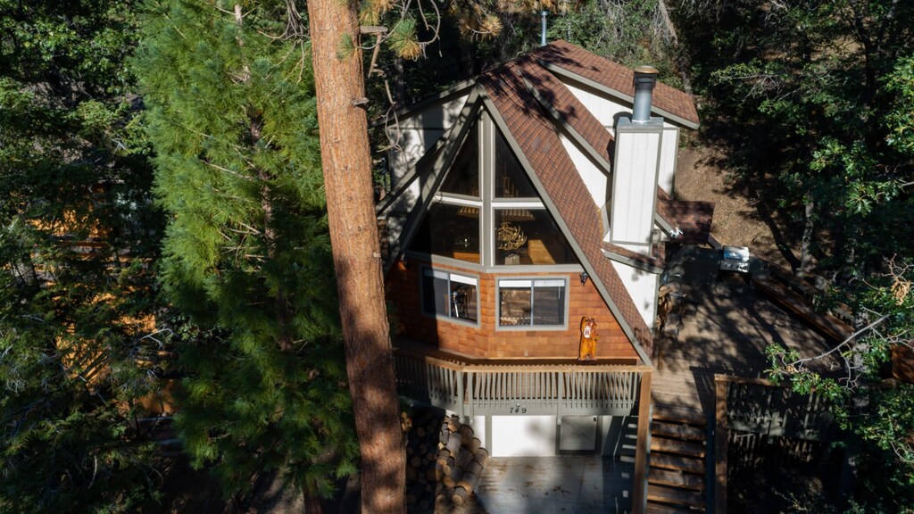 Stunning A-frame design, three minutes from Bear Mountain Ski Resort.